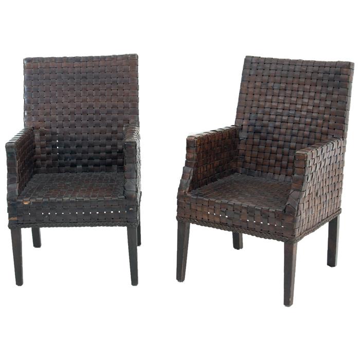 Par de sillones de madera con tapicería entramada de piel