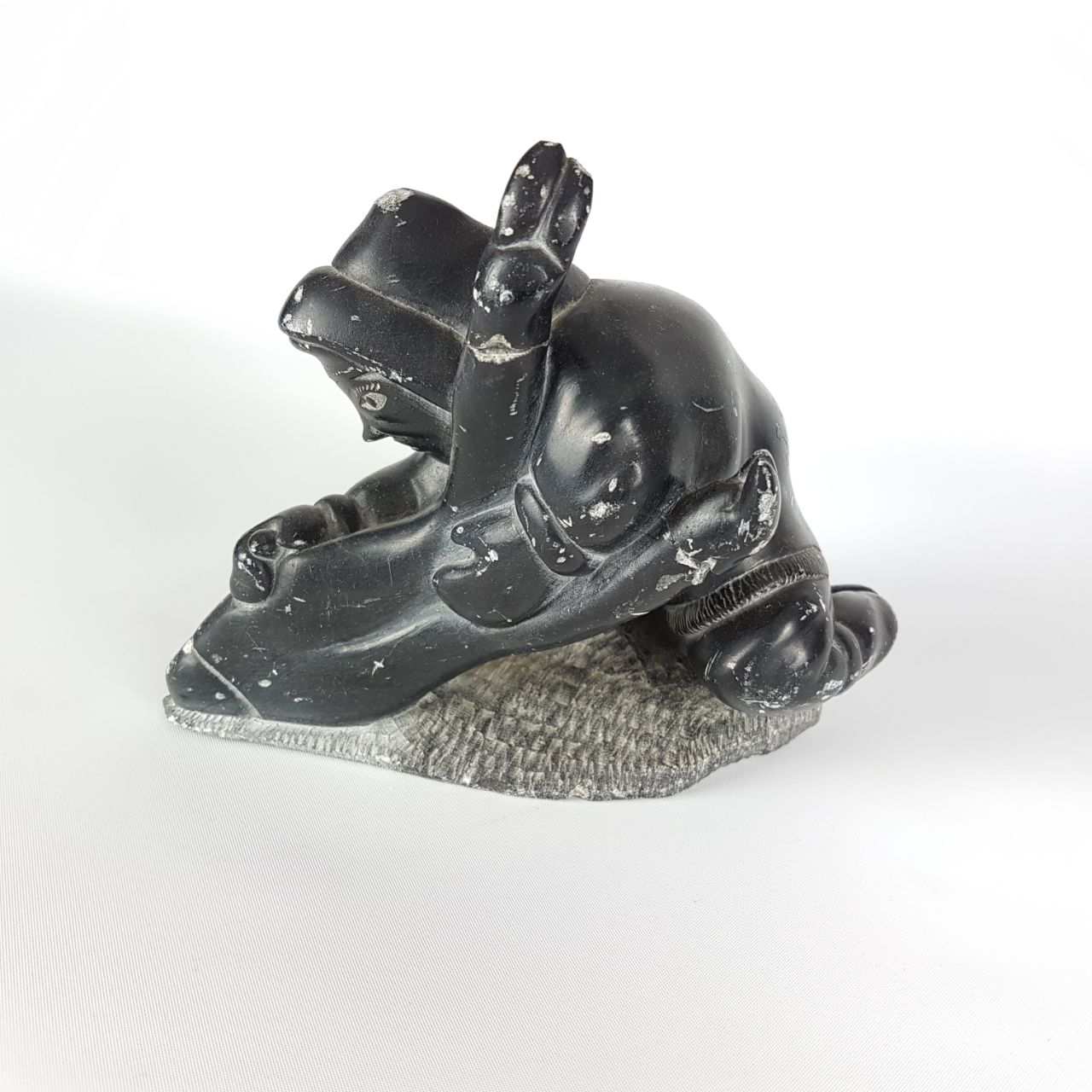 Hombre con piernas de ciervo. Escultura Inuit de piedra jabonosa