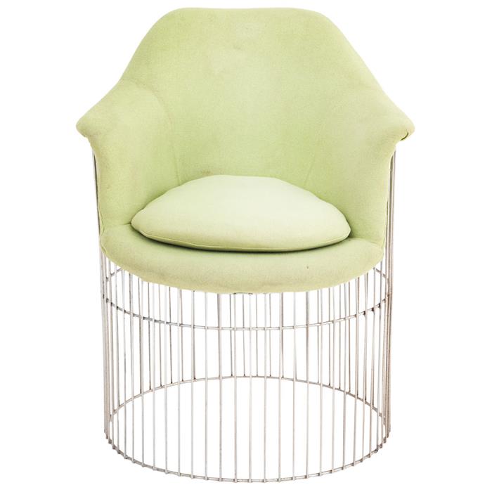 Sillón de varilla de acero cromado y fibra de vidrio con tapicería verde.