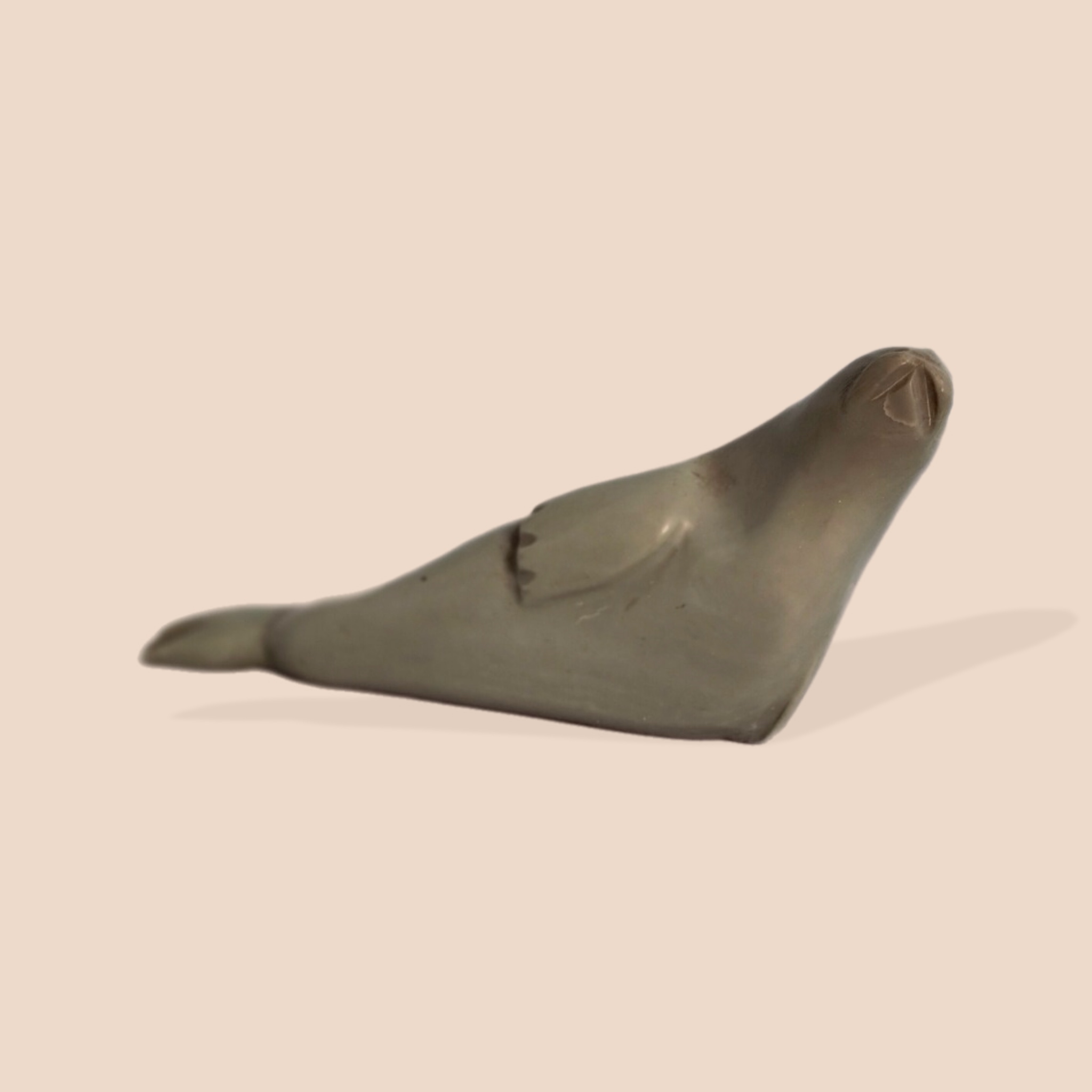 Kilabuk. Foca. Talla Inuit en piedra jabonosa verde