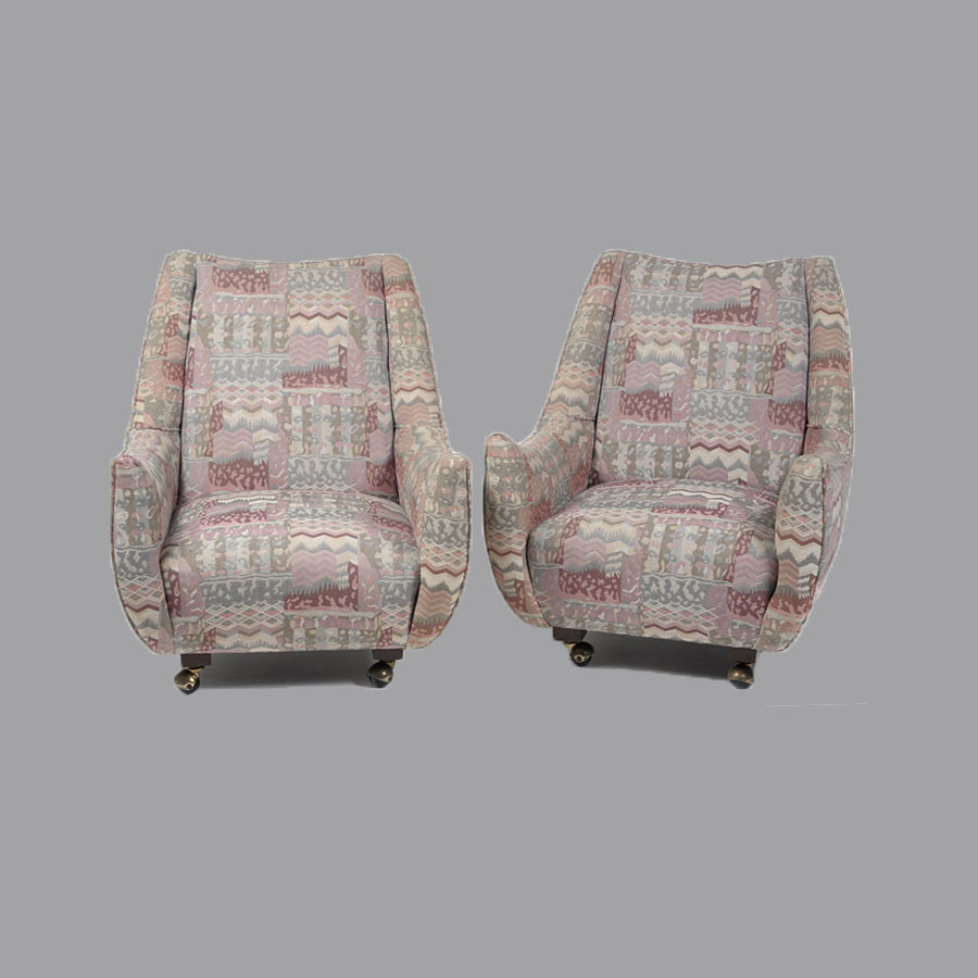Tyasa. Par de sillones en madera con tapicería multicolor