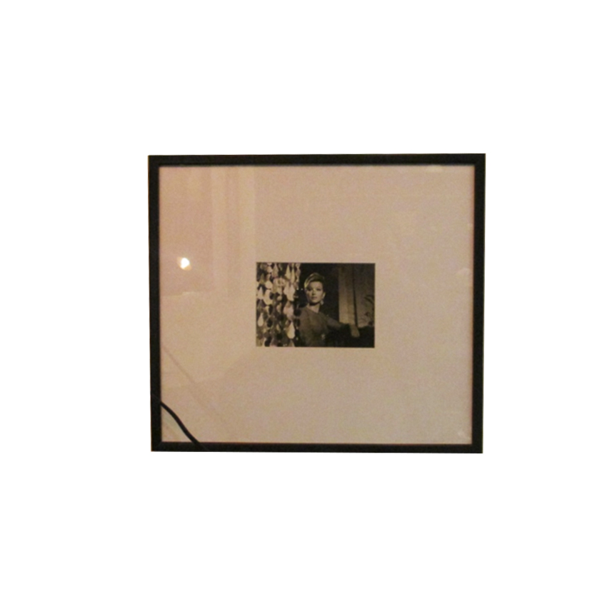 Fotografía en blanco y negro de mujer Marina Vlady 1966 con marco delgado negro.