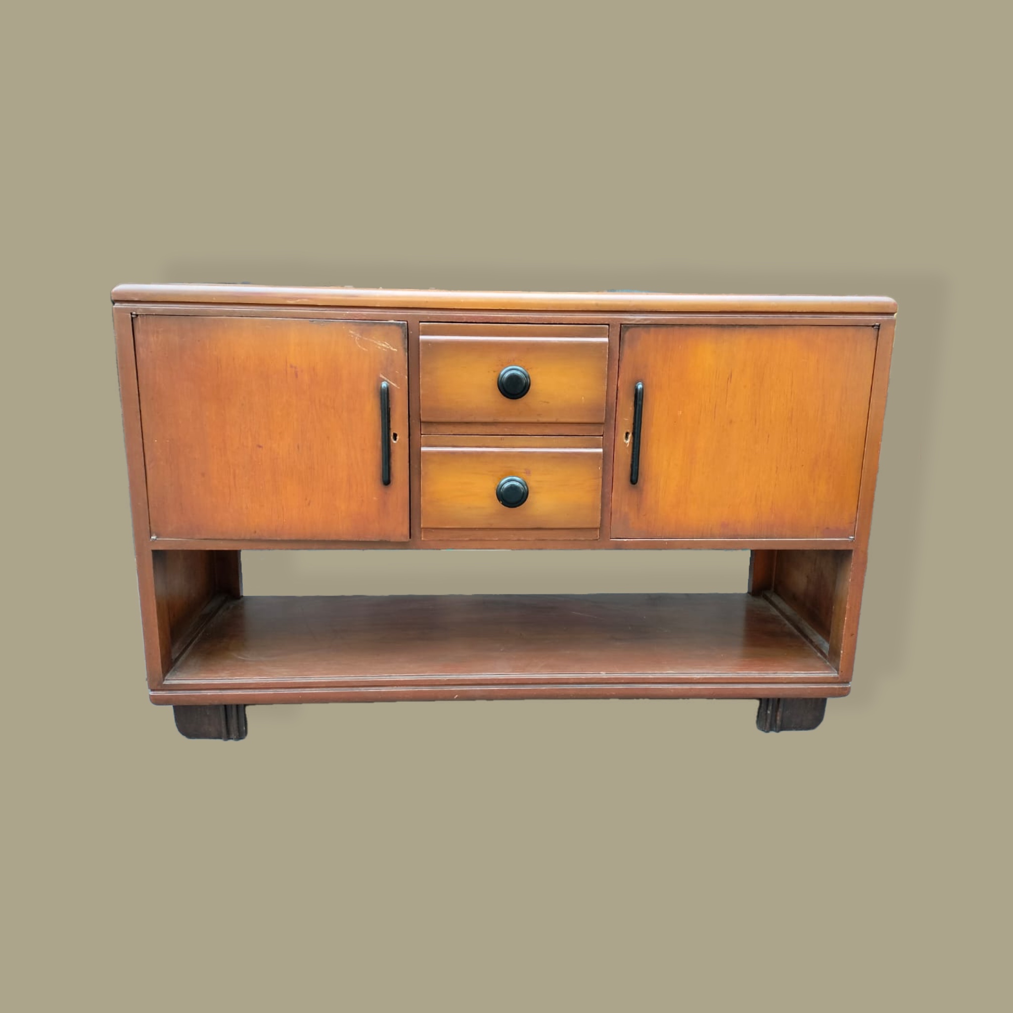 El Palacio de Hierro. Credenza de madera