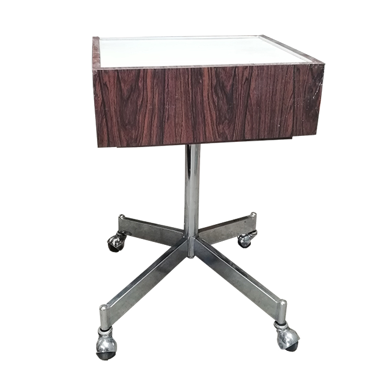 Mesa auxiliar con lámpara en madera aglomerada y metal con ruedas