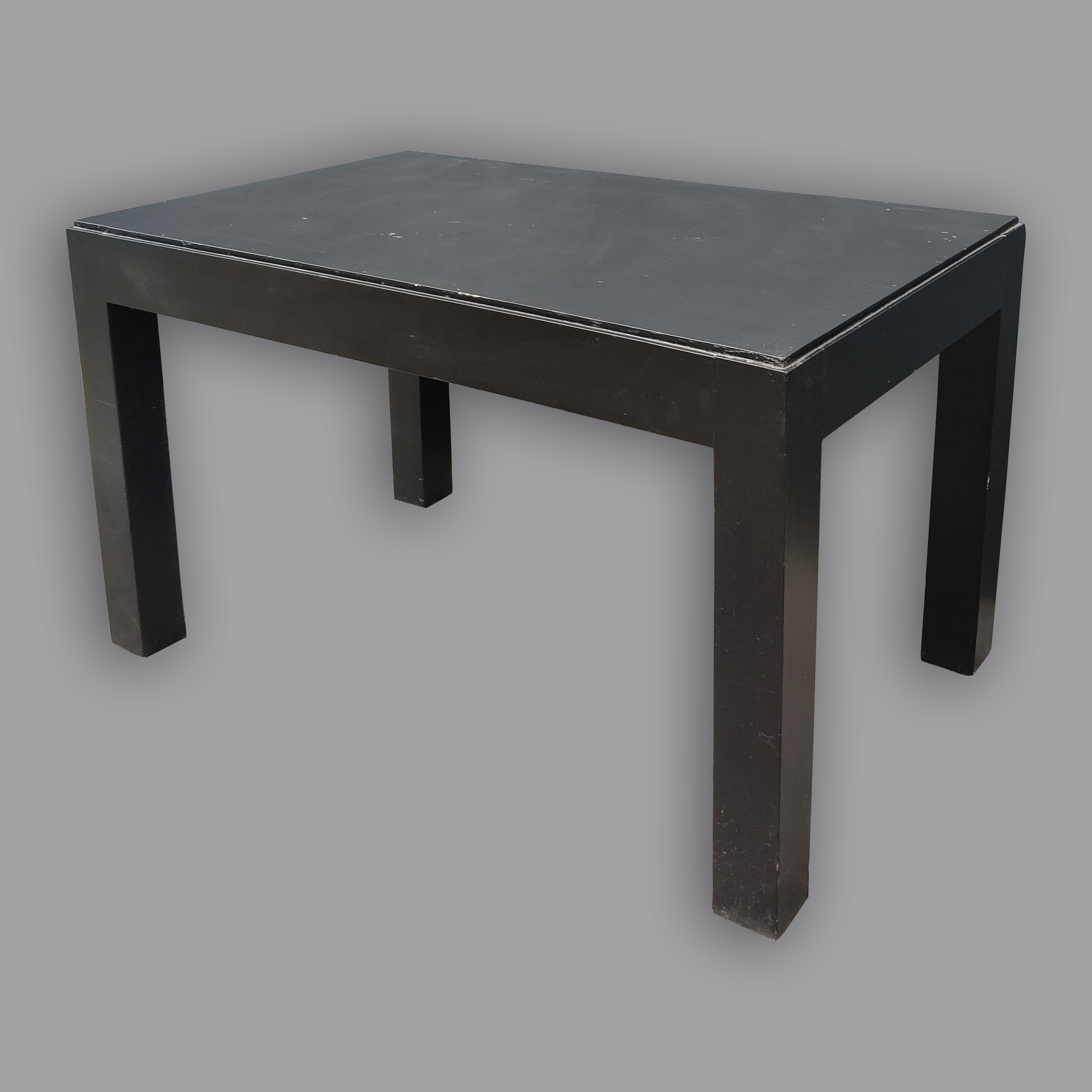 Mesa lateral en madera laqueada color negro.