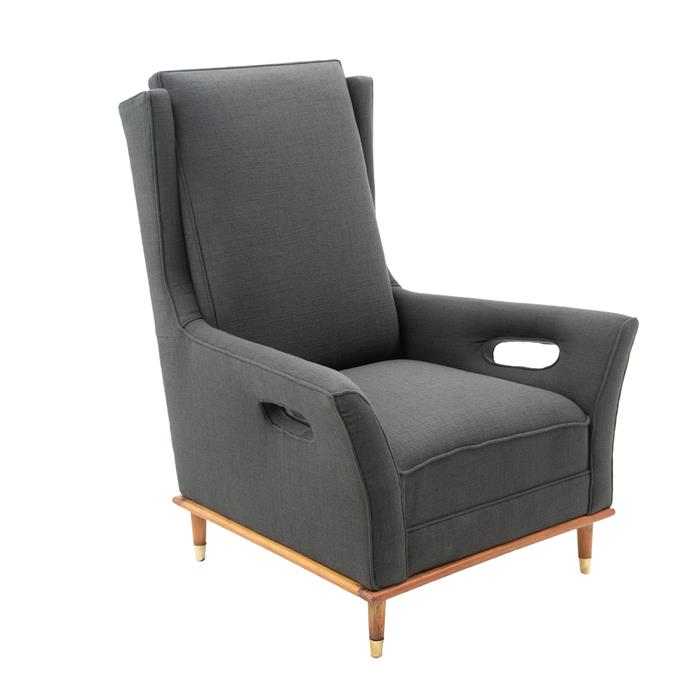 Sillón en madera de nogal con tapicería gris oscuro de Eugenio Escudero.