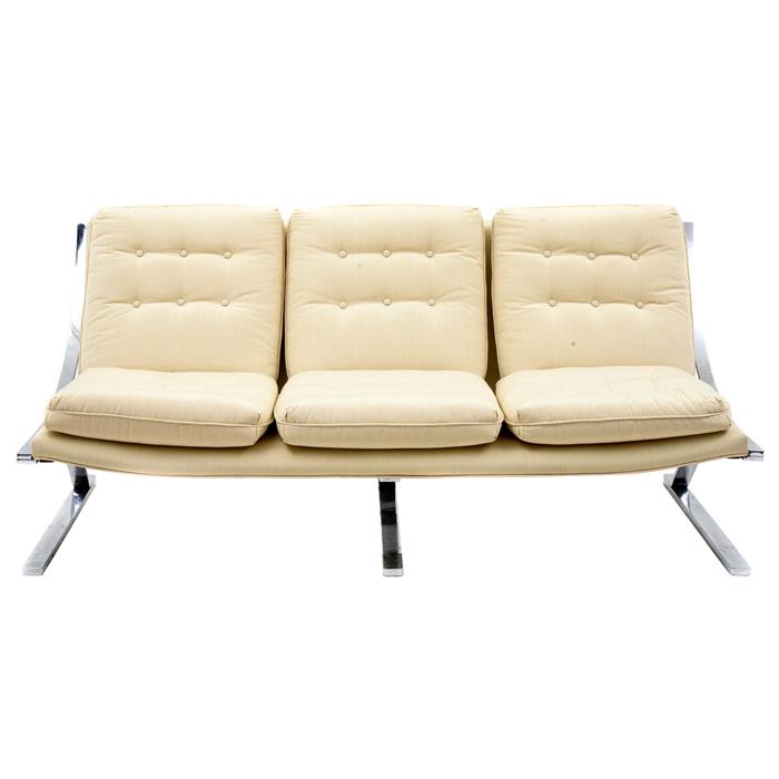 Sofá de 3 plazas en acero cromado y tapicería beige.