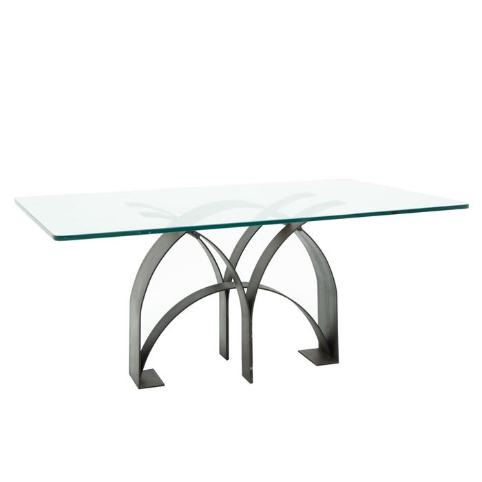 Mesa de comedor en acero patinado café con cubierta de vidrio.