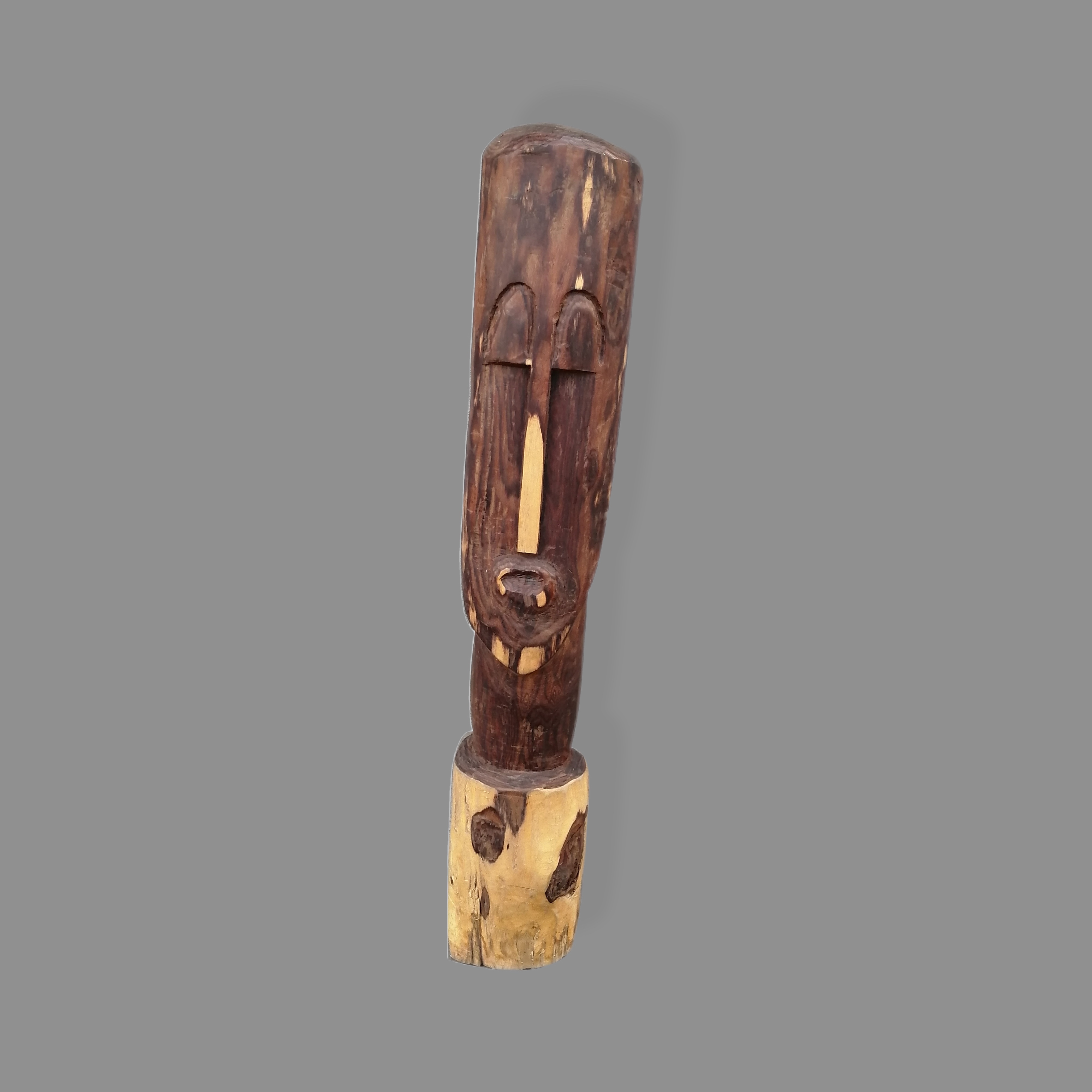 Cabeza costarricense tallada en madera tropical