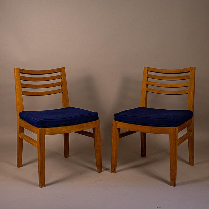 Holly Hunt. Par de sillas de comedor para exterior en madera de teca