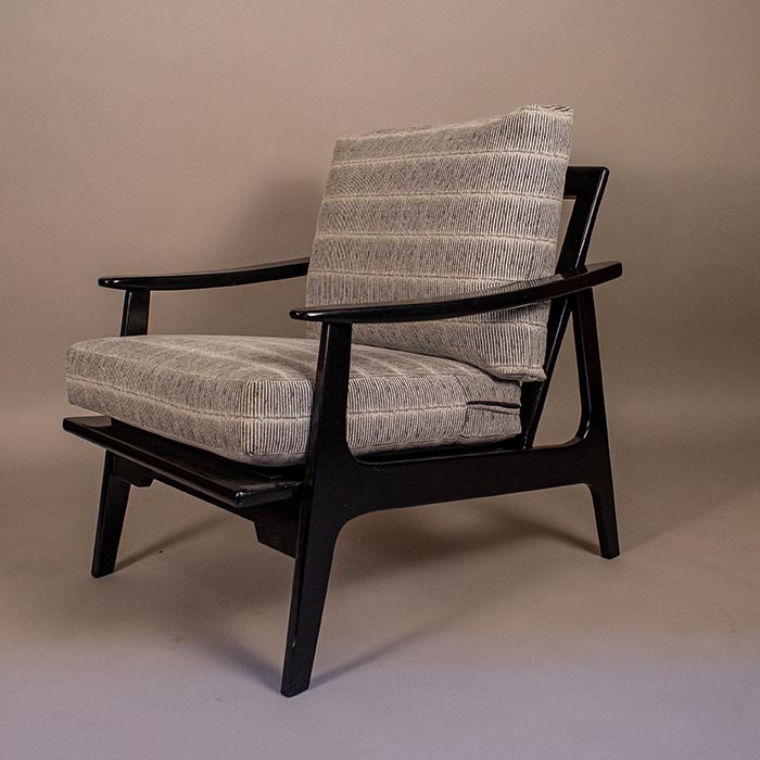 Sillón estilo Danés en madera laqueada color negro con tapicería gris