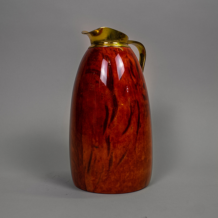 Aldo Tura. Jarra decorativa en madera, latón y pergamino de piel de cabra color rojo