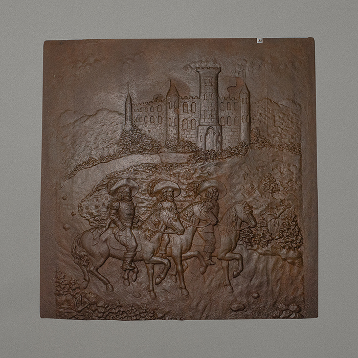 Tres jinetes. Placa en hierro colado en altorrelieve