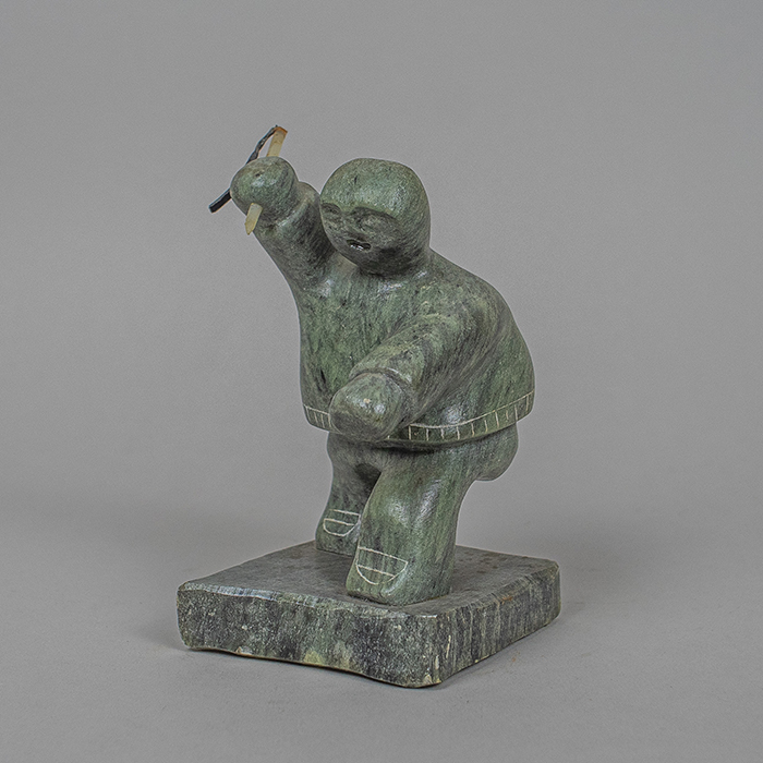 Dietrich Muckenheim. Hombre con lanza. Escultura estilo Inuit de serpentina
