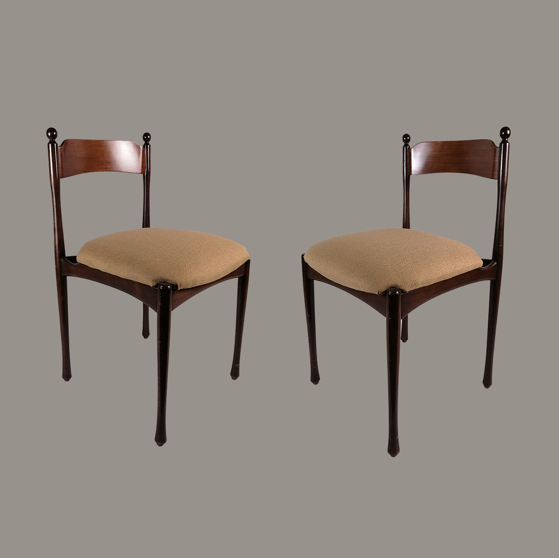 Par de sillas en madera de palisando. Sobre el diseño de Franco Albini. (P/PAR)