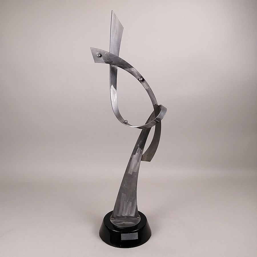 Juan Vicente Urbieta. Aventura III. Escultura de lámina de acero
