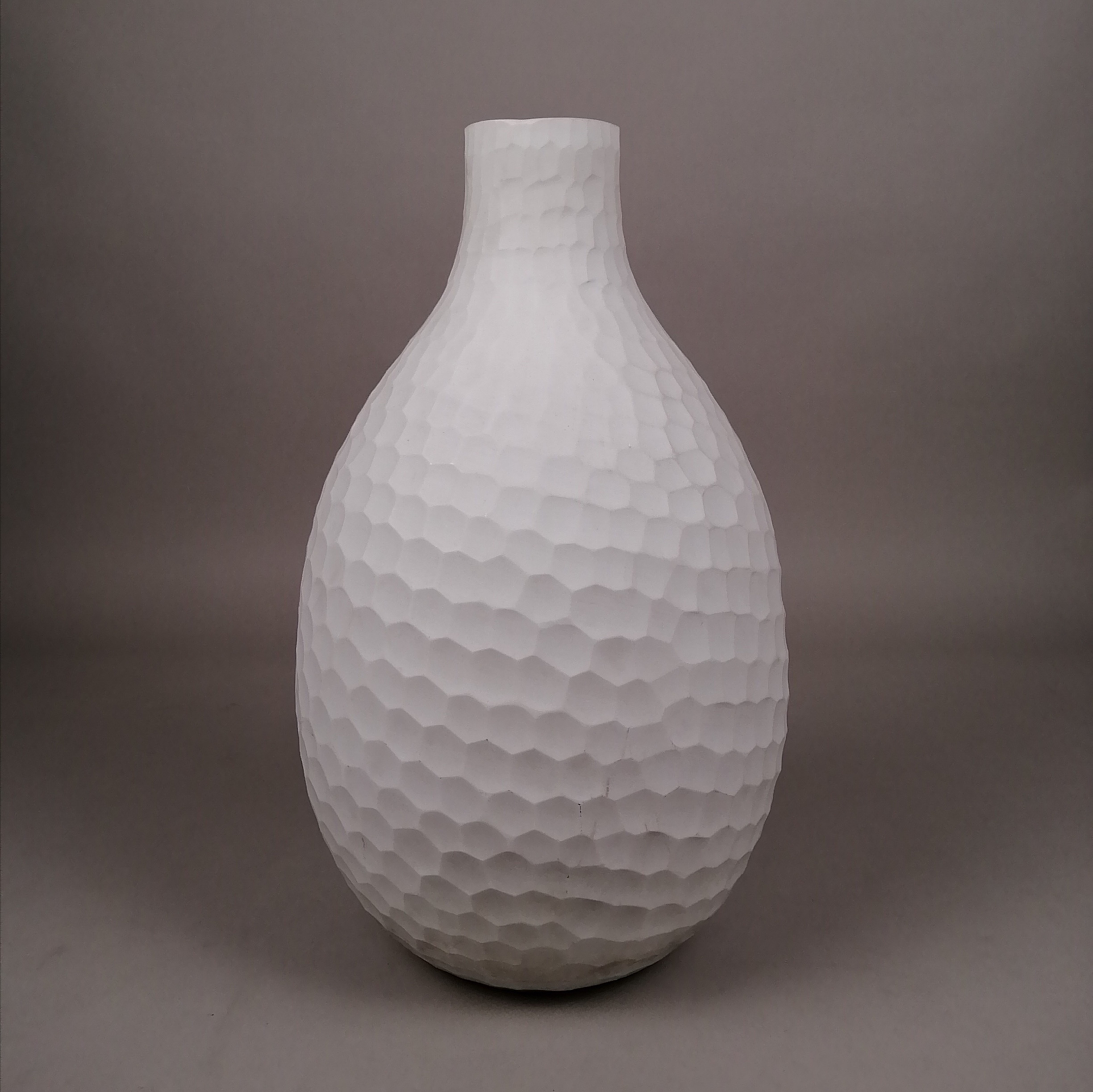 Florero de vidrio blanco, acabado mate