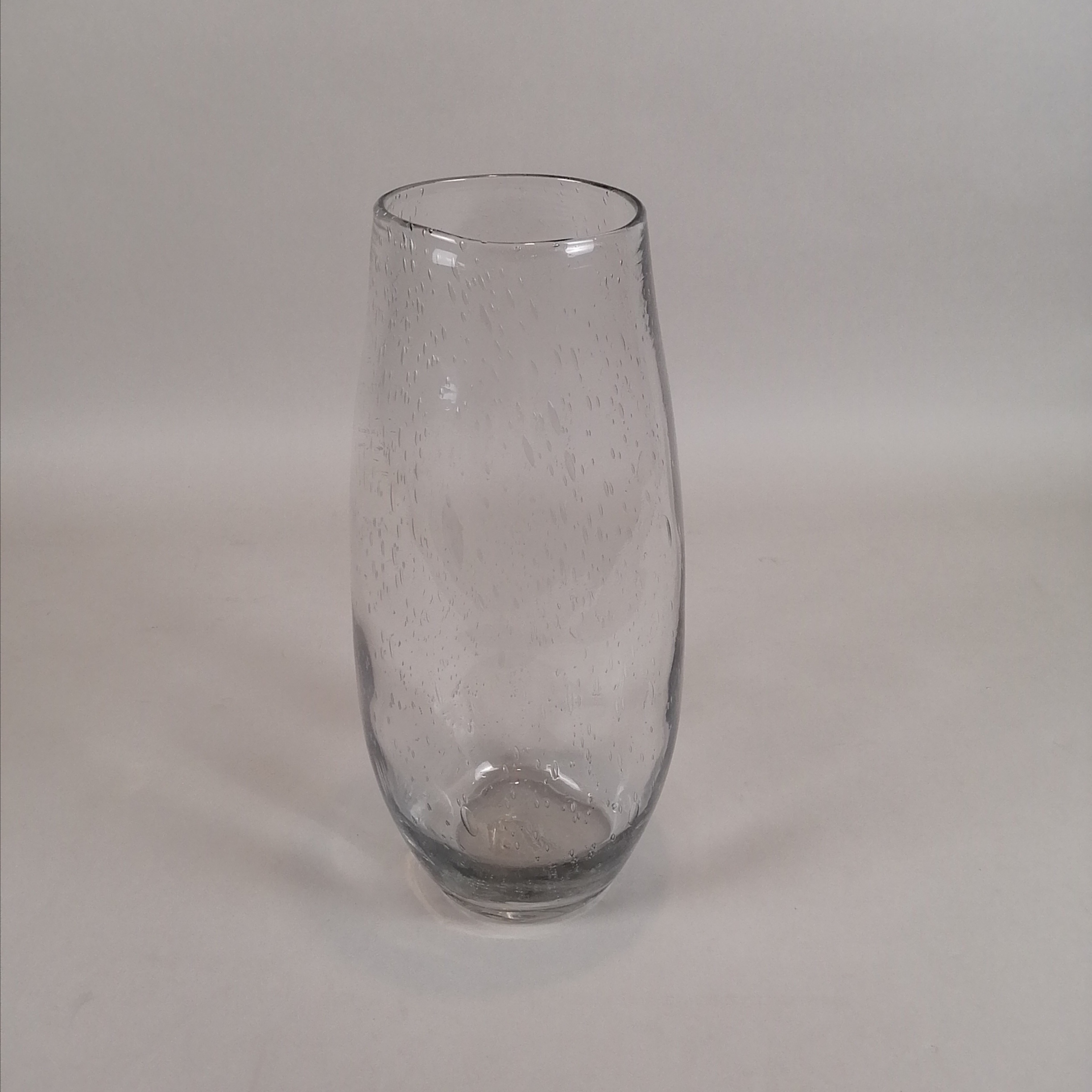 Florero de cristal en vidrio soplado rústico.