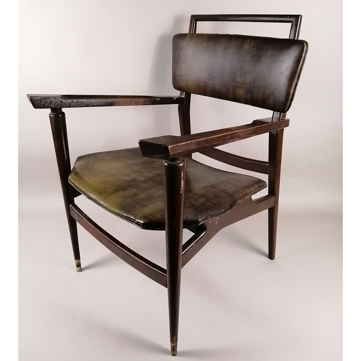 Sillón estilo Danés en madera de nogal y vinil café