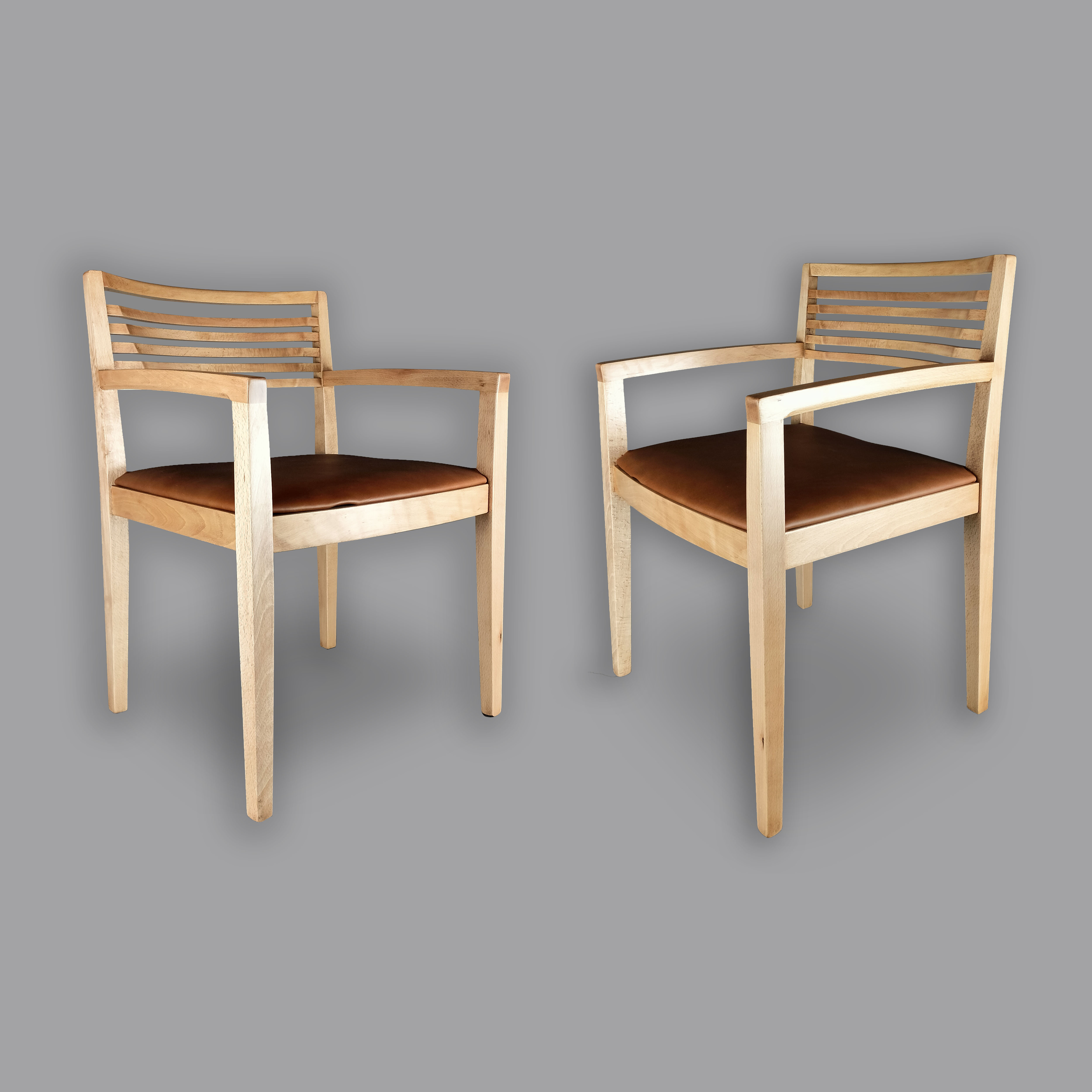Joseph Ricchio para Knoll Studio. Par de sillones Ricchio en madera de haya con brazos (P/PAR)