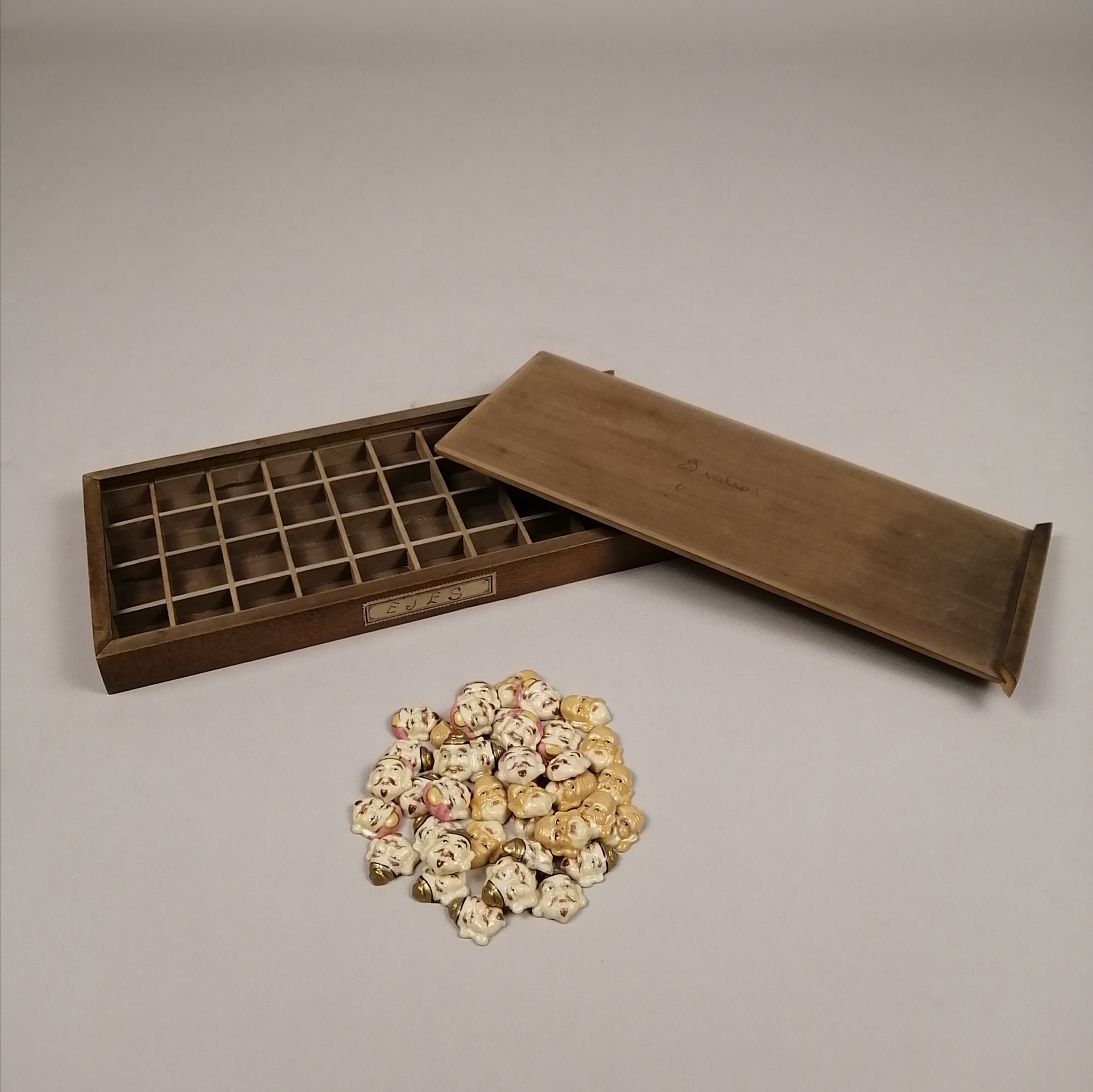 Colección de 40 rostros - amuletos japoneses en hueso tallado y policromado