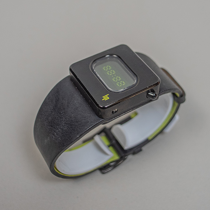 Roger Tallon para LIP. Reloj Diode Green en acero negro con correa de piel