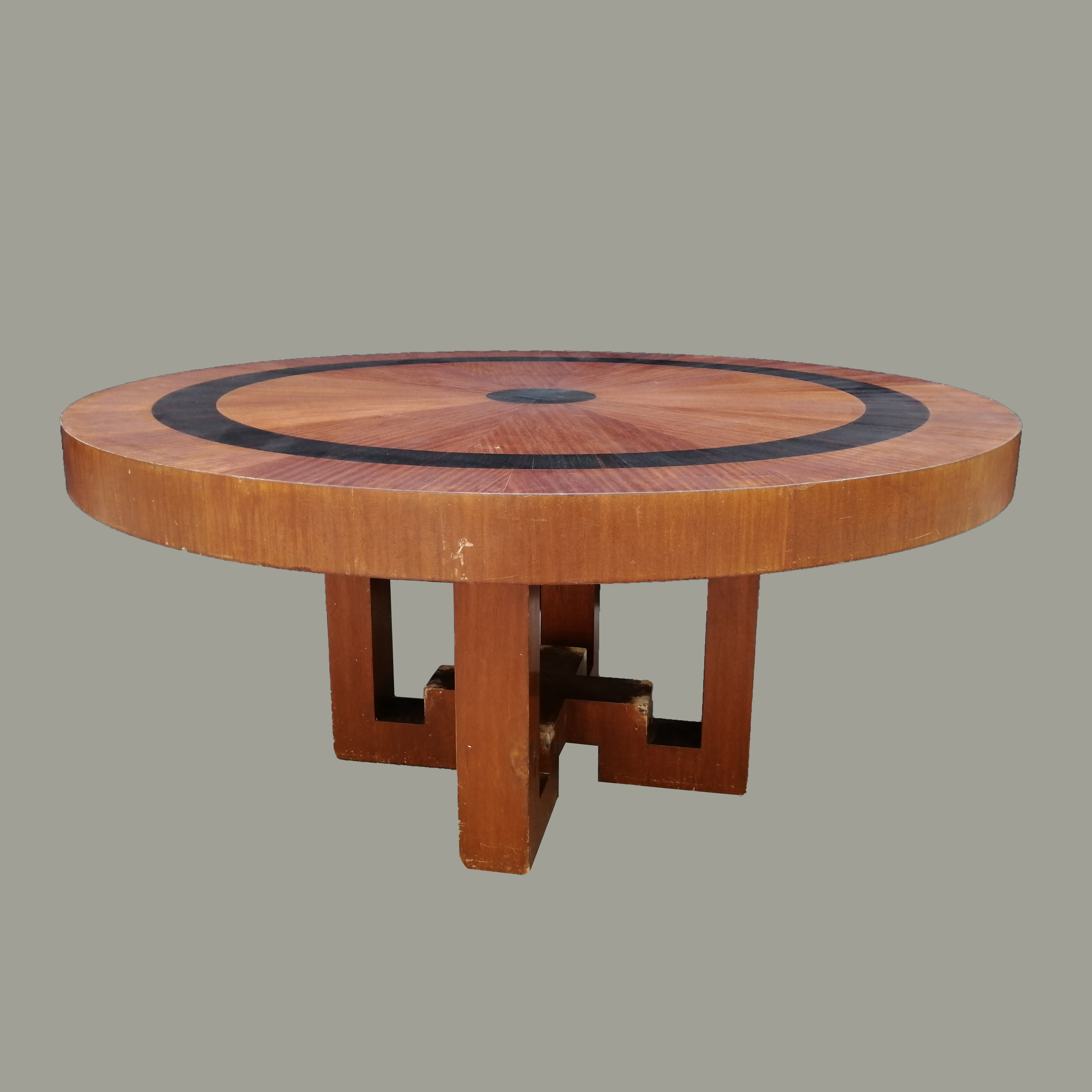 Mesa de comedor estilo Brutalista en madera enchapada de cedro y ébano
