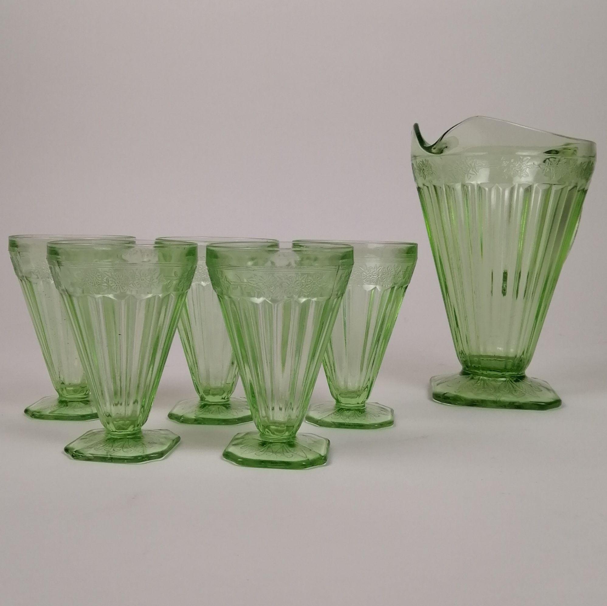 Juego de jarra y 5 vasos en vidrio prensado verde
