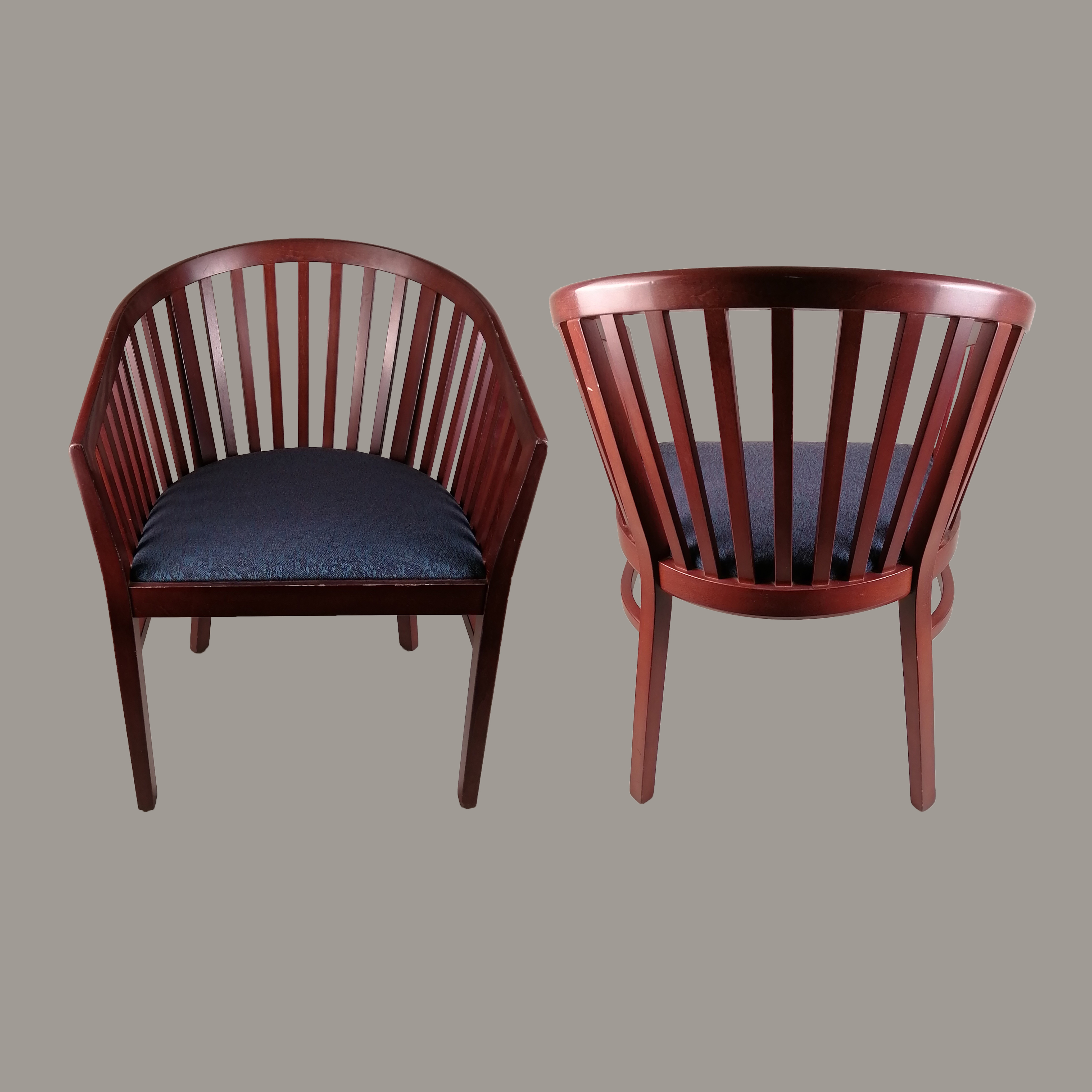 Ward Bennett para Geiger (Herman Miller). Par de sillas estilo Windsor en madera acabado cherry