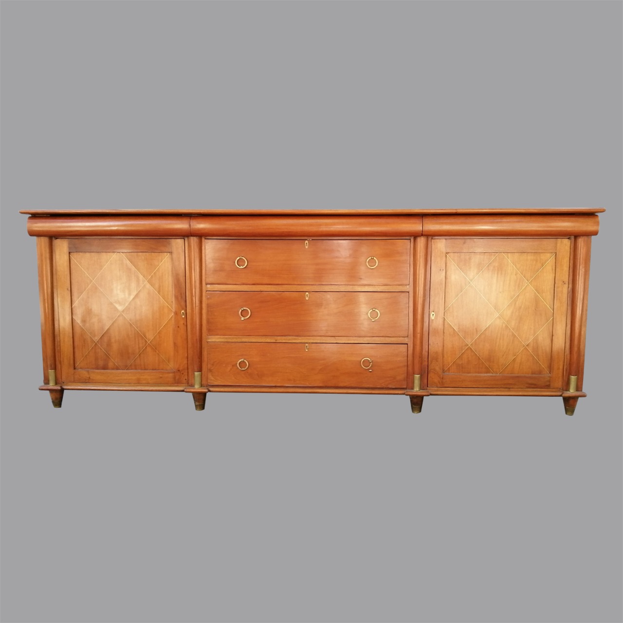 Credenza en madera de cedro rojo.