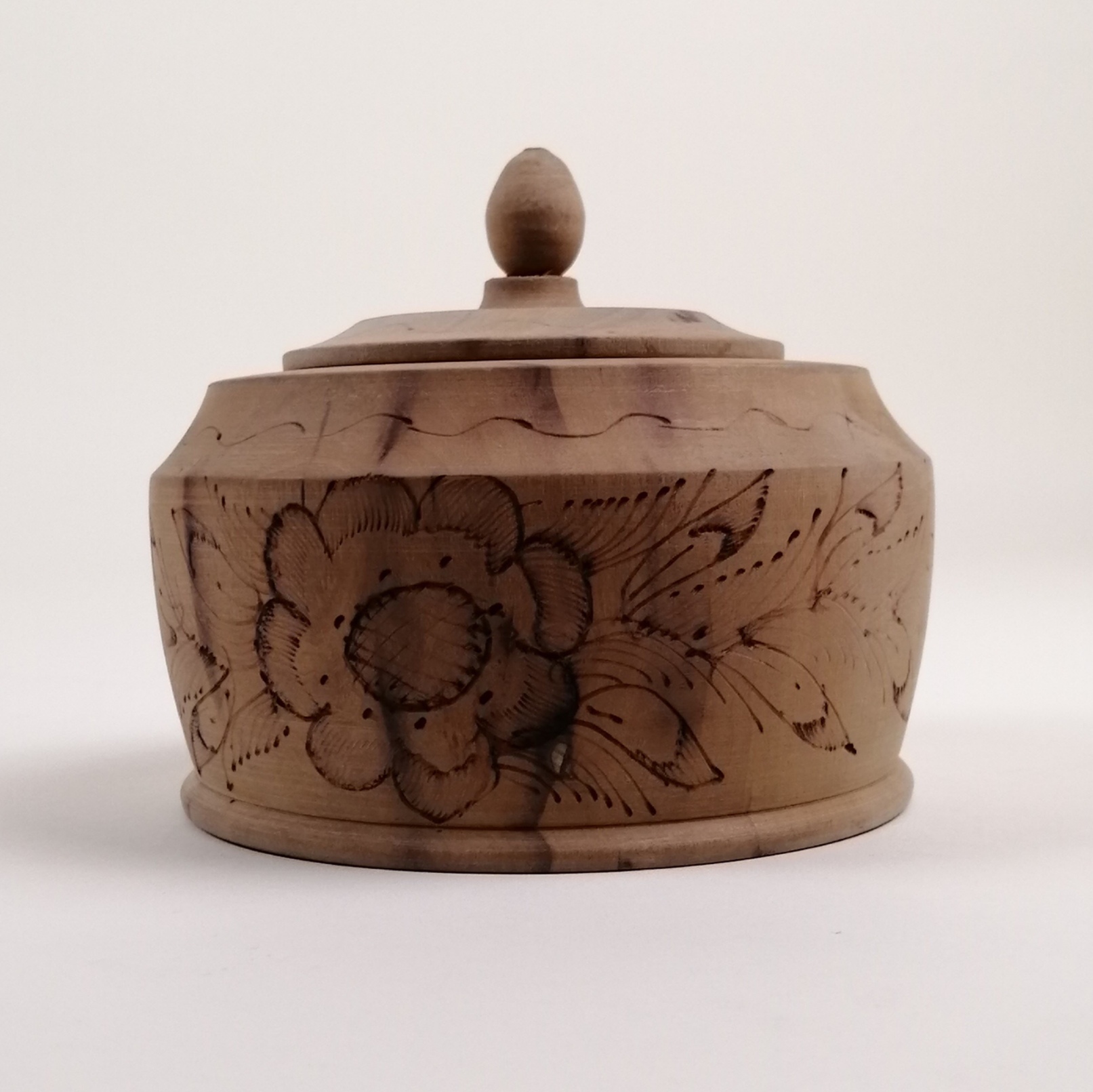 Alhajero en madera tallada con decoración floral