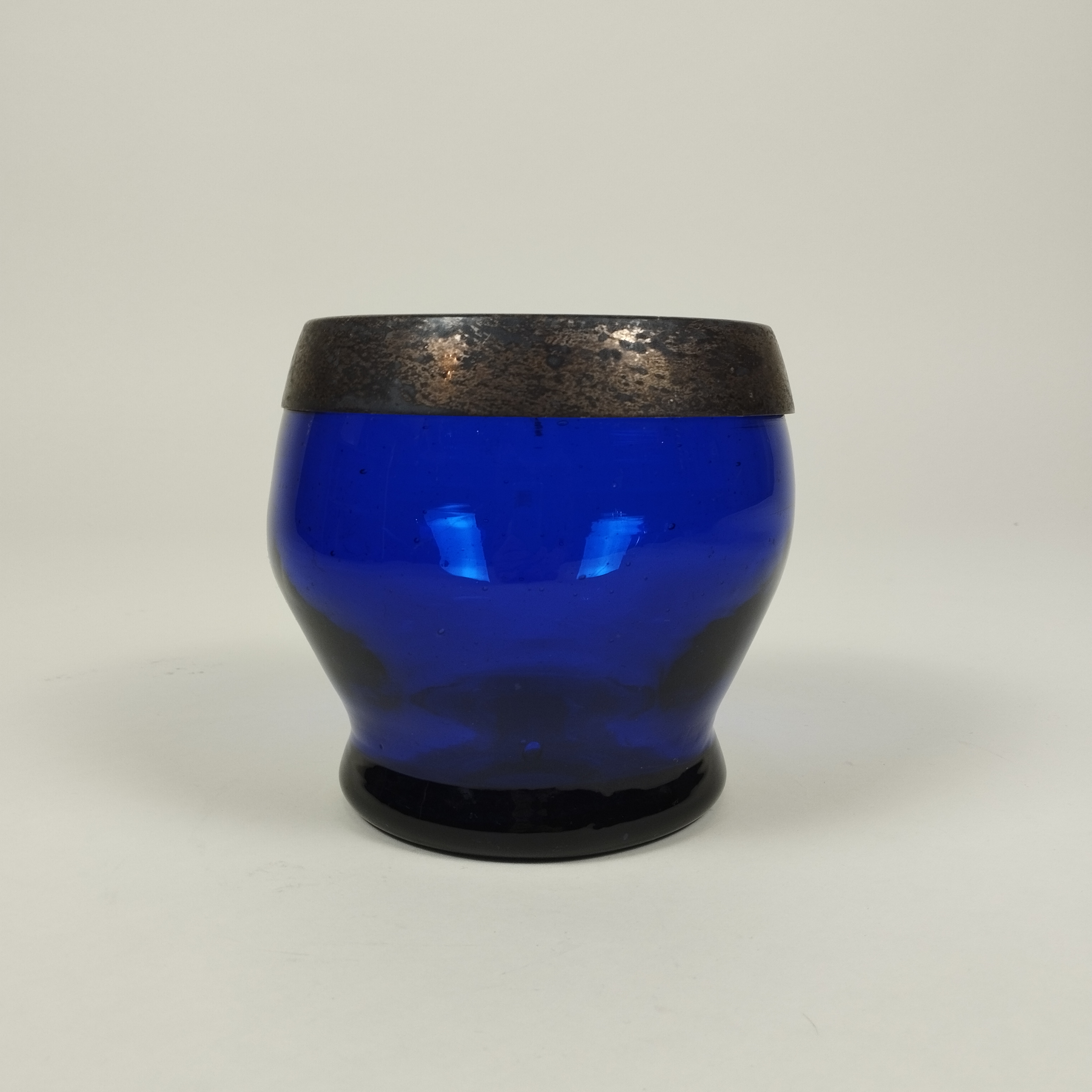 Florero en vidrio soplado color azul cobalto con borde de metal plateado