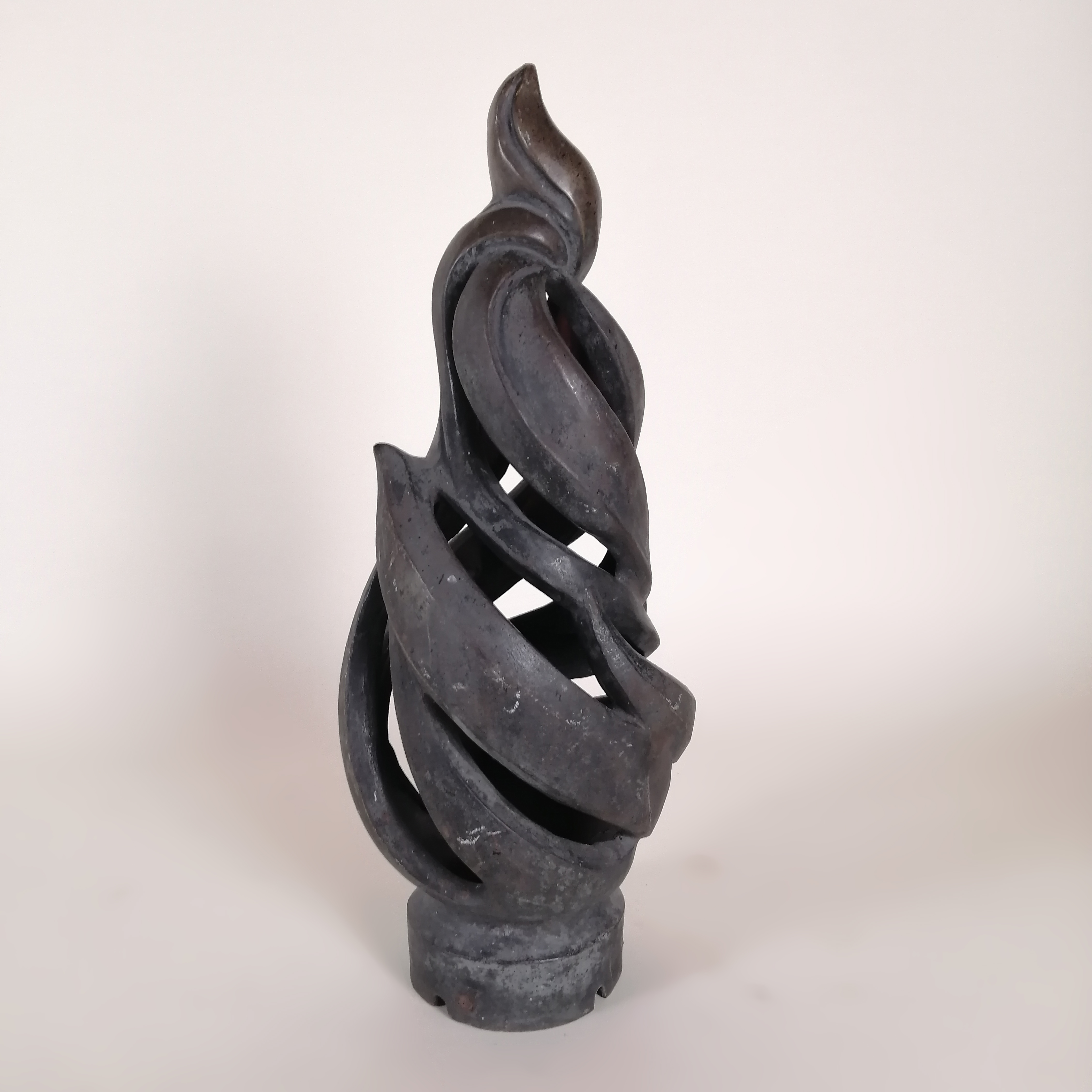 Pantalla para lámpara de mesa en bronce con forma de flama