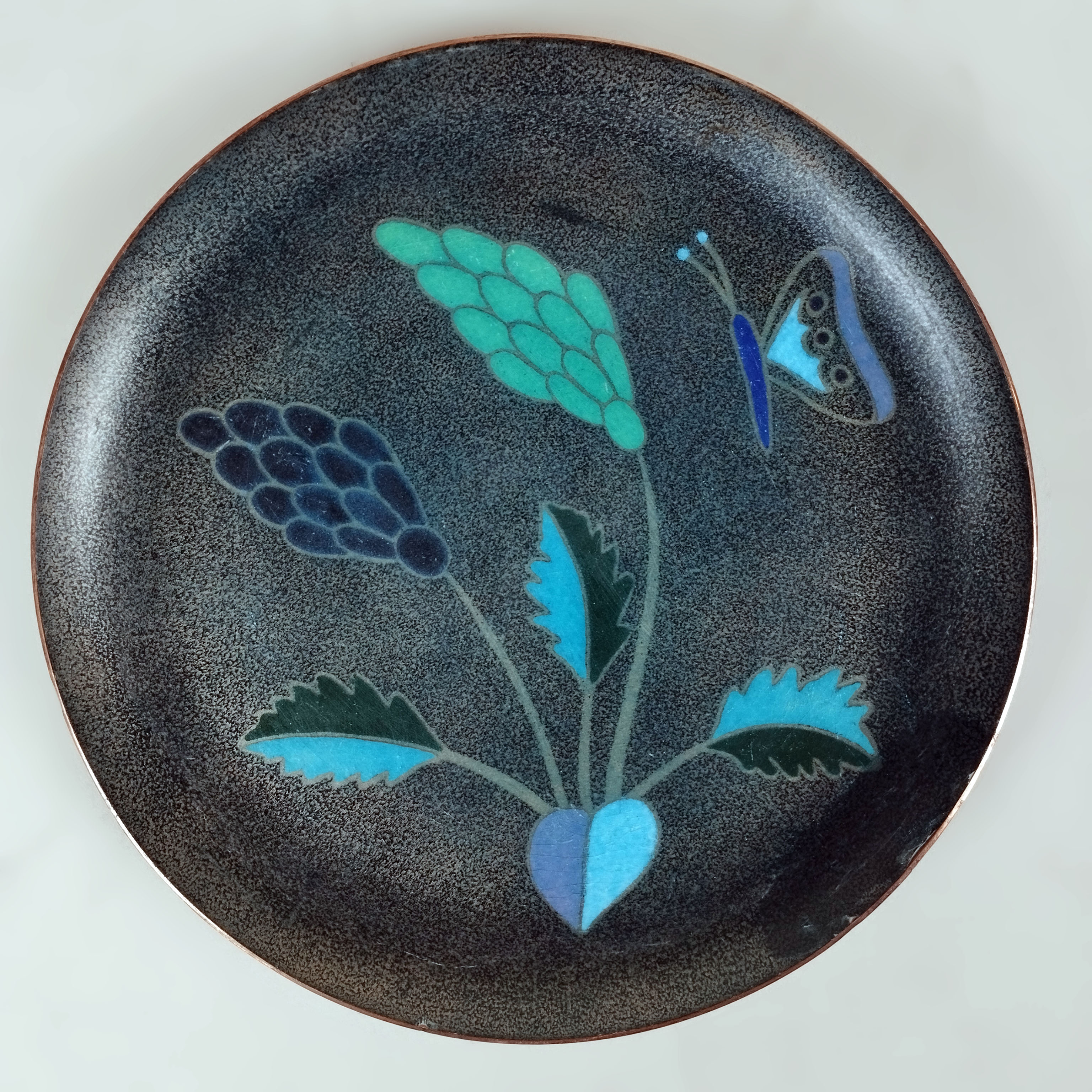 Miguel Pineda. Plato redondo en cobre esmaltado azul, verde y negro