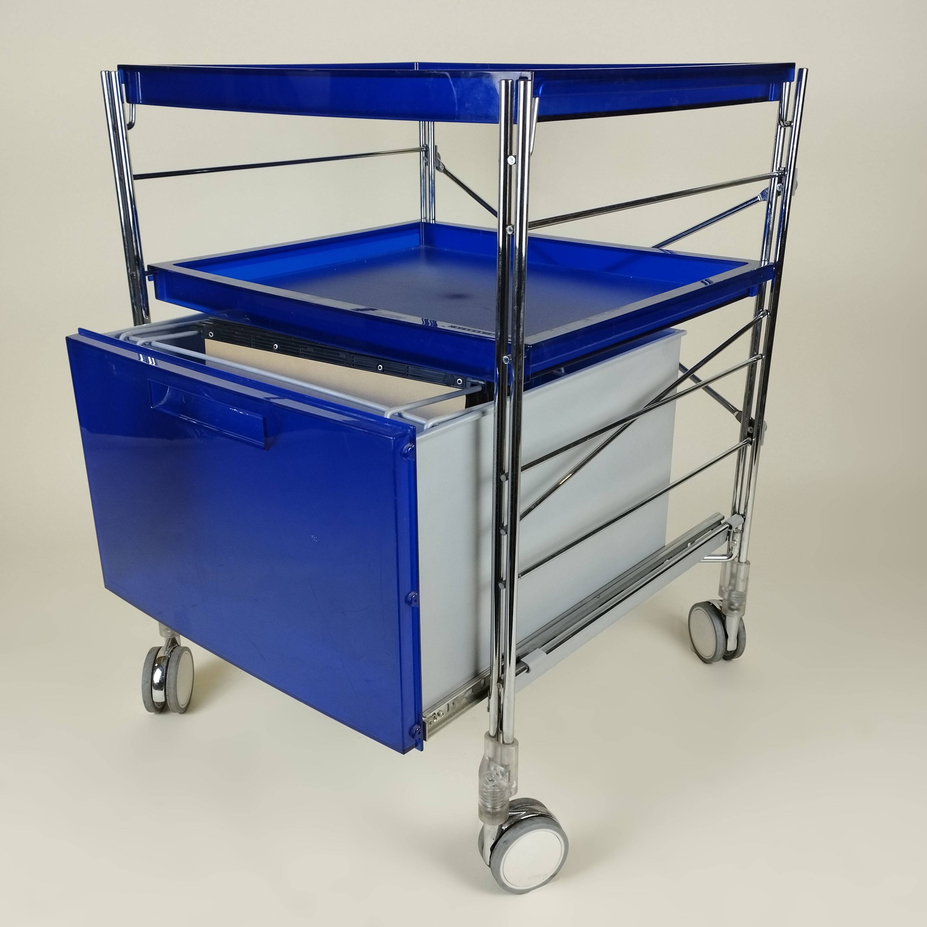 Casamania by Frezza. Carro de servicio en acero cromado y acrílico azul con cajón archivero a 2 niveles.
