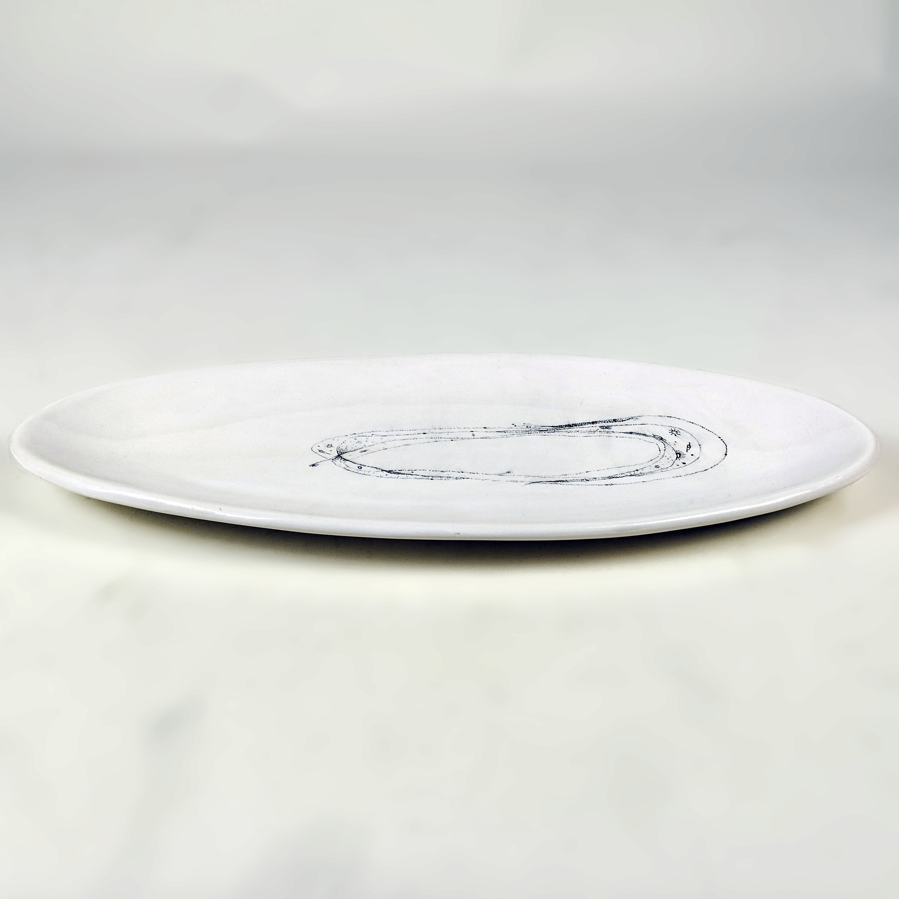 Pilar Pedroza. Plato oval en cerámica pintada a mano