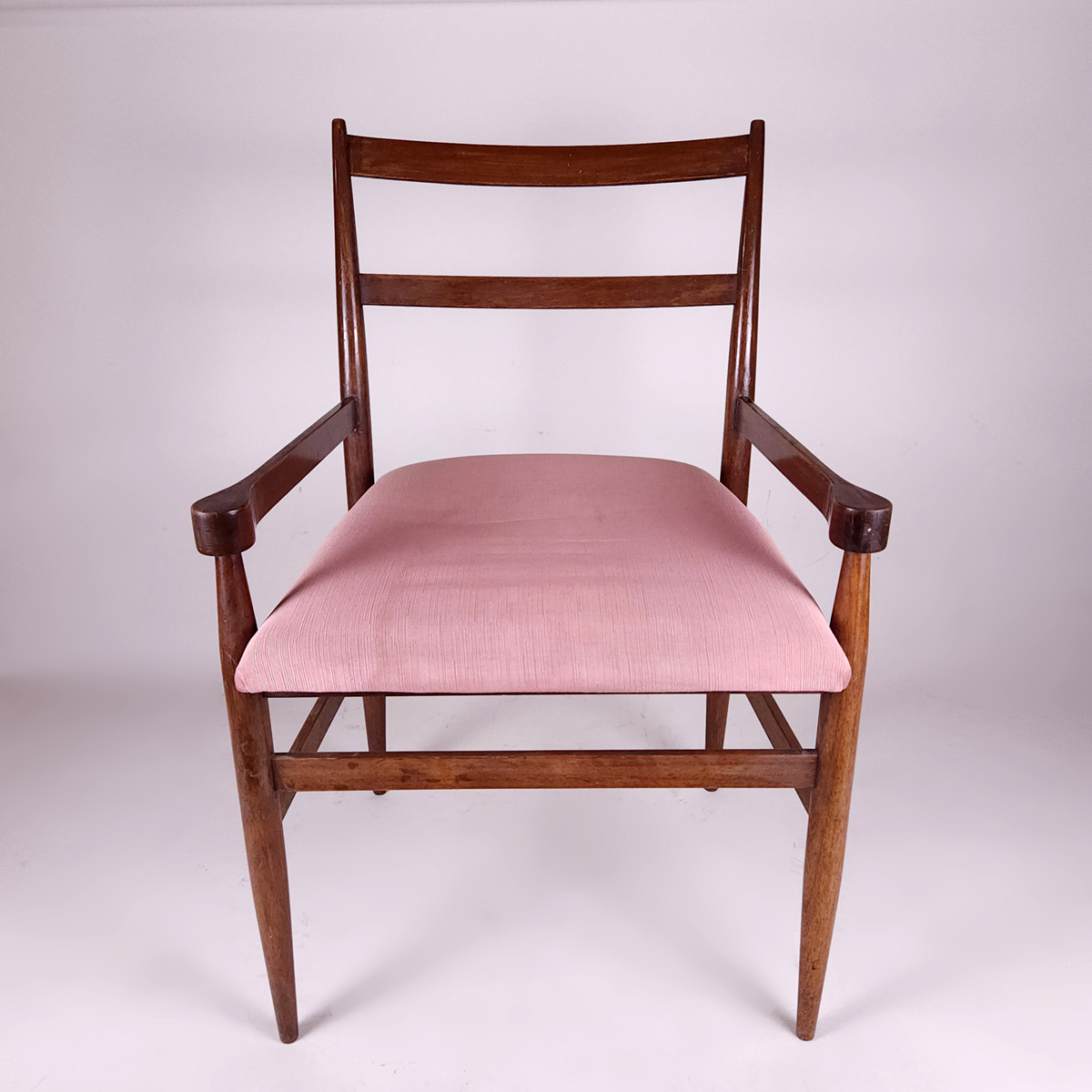 Frank Kyle. Silla de comedor en madera de caoba con asiento de tapicería rosa