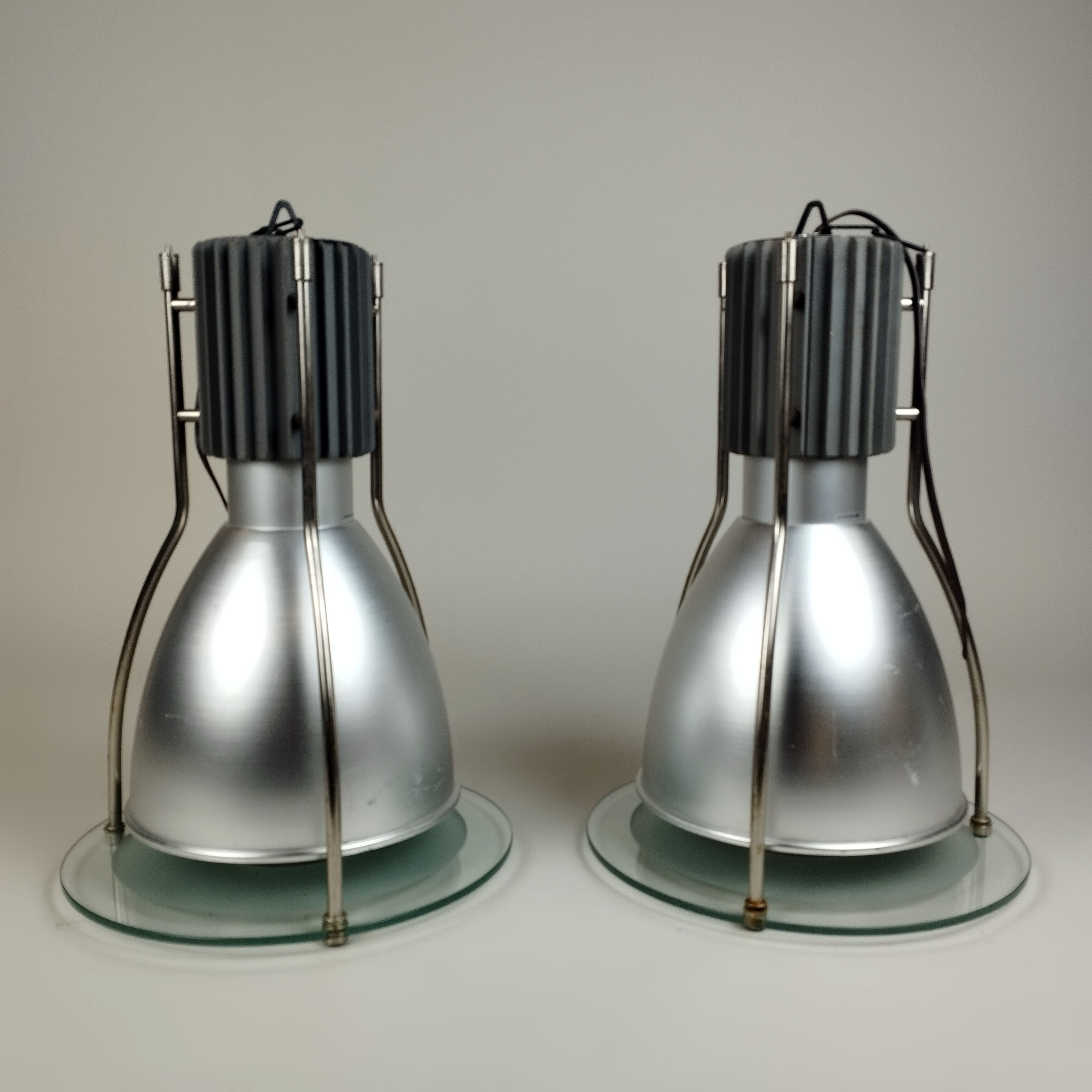 Lightolier. Par de lámparas de techo en aluminio pulido y vidrio
