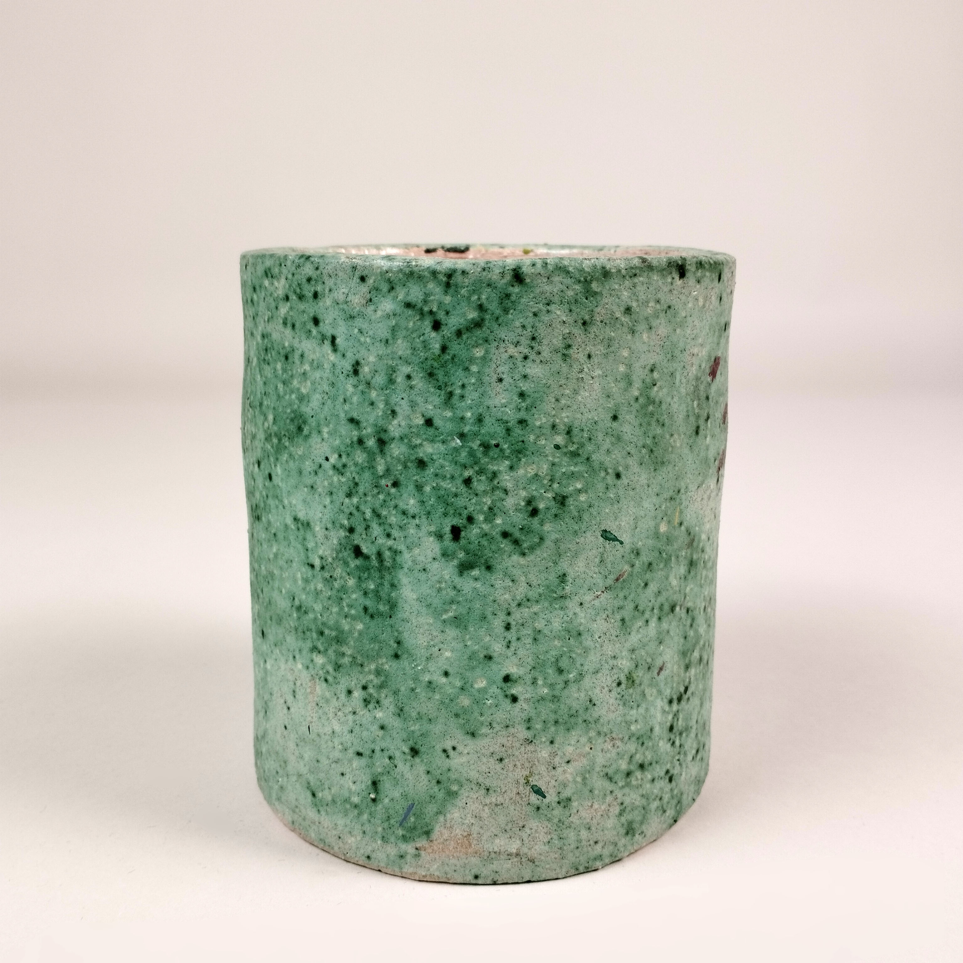 María Teresa Espriu. Florero cilíndrico en cerámica de alta temperatura verde