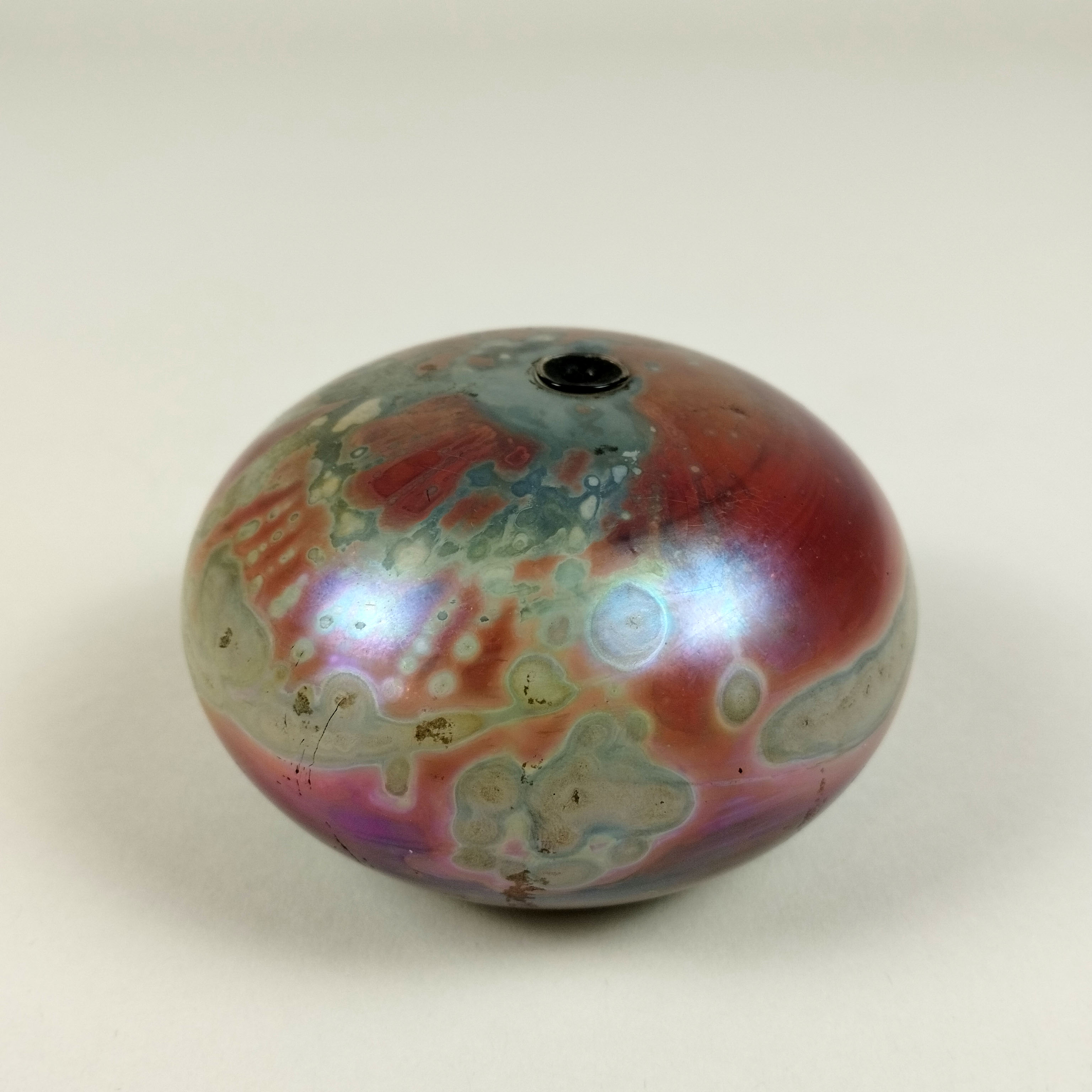 Perfumero diseño en bollo de cristal iridiscente. Firmado RC.