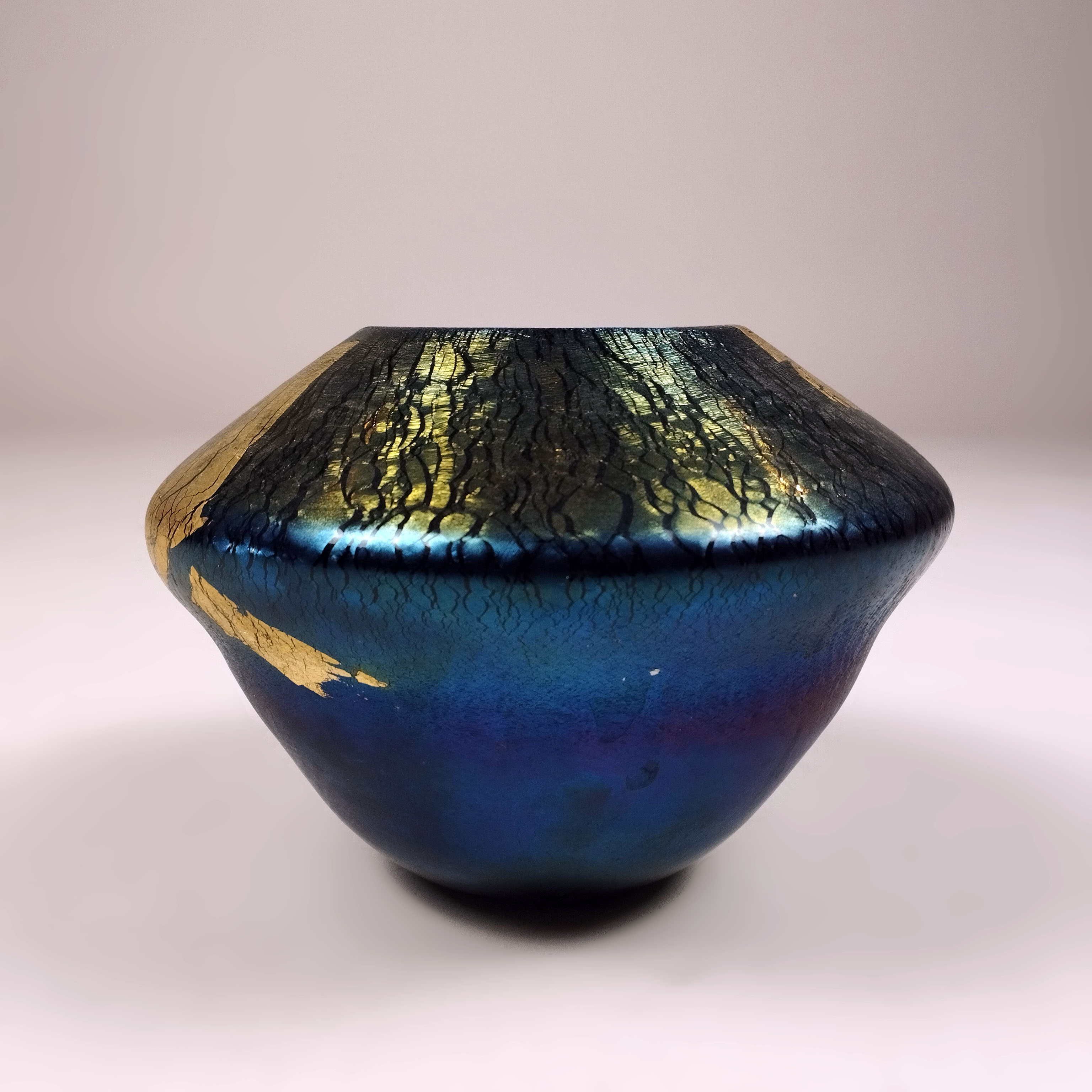 Robert Eickholt. Florero en cristal iridiscente con hoja de oro