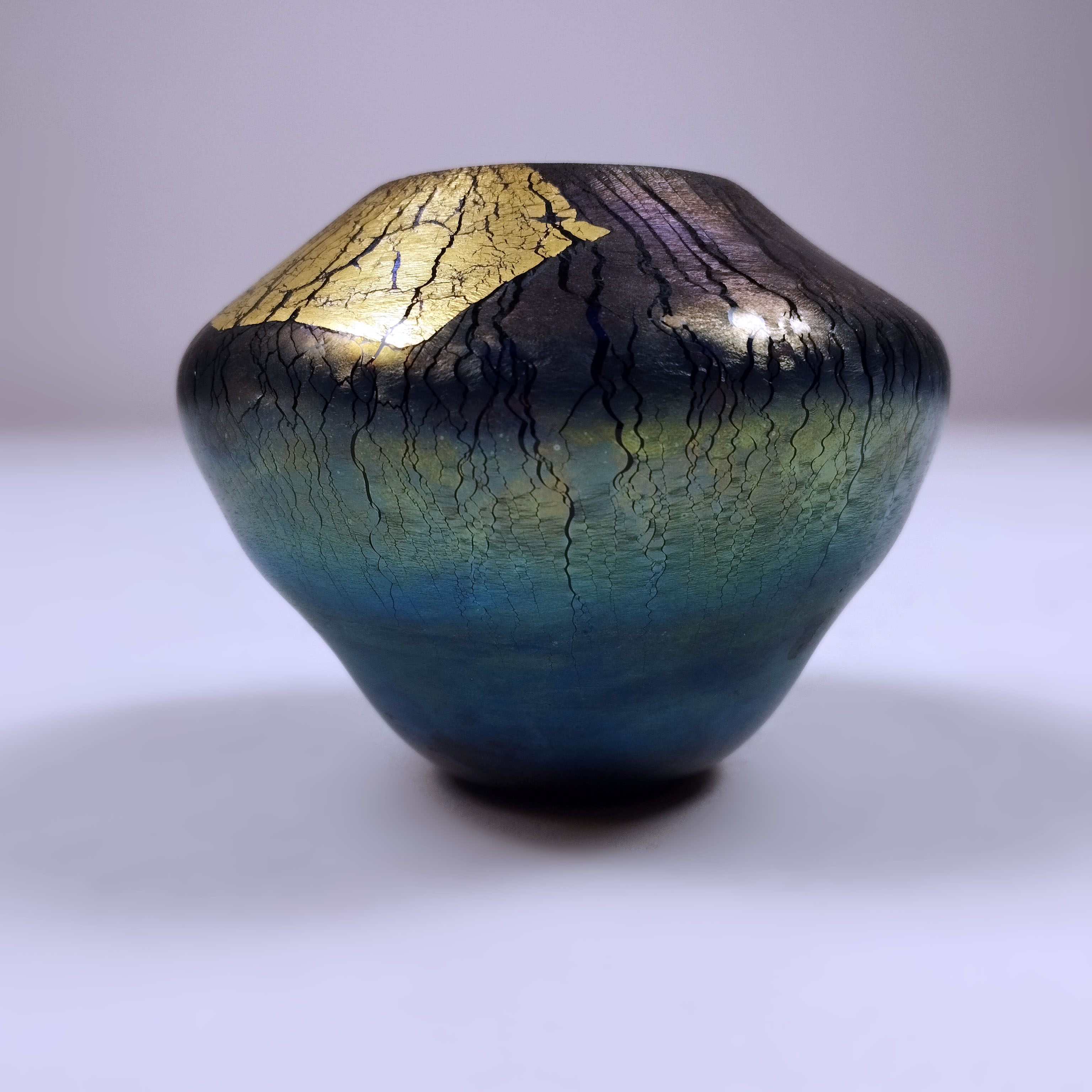 Robert Eickholt. Violetero en cristal iridiscente con hoja de oro