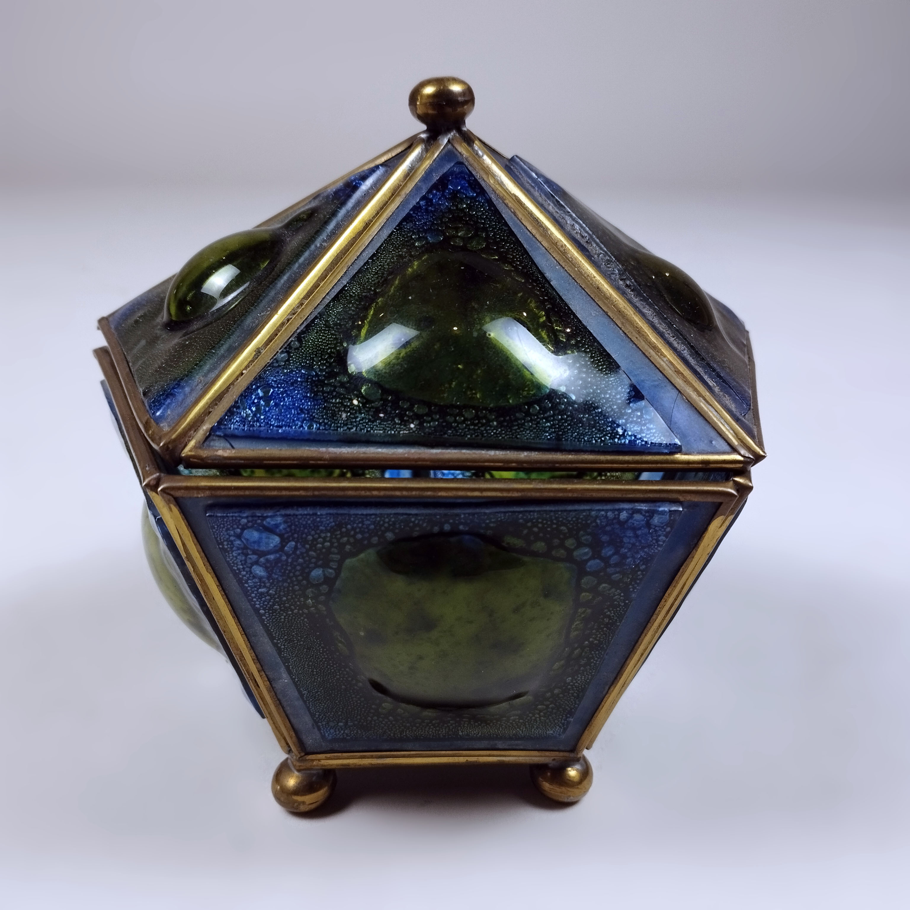 Alhajero en latón y vidrio azul con verde