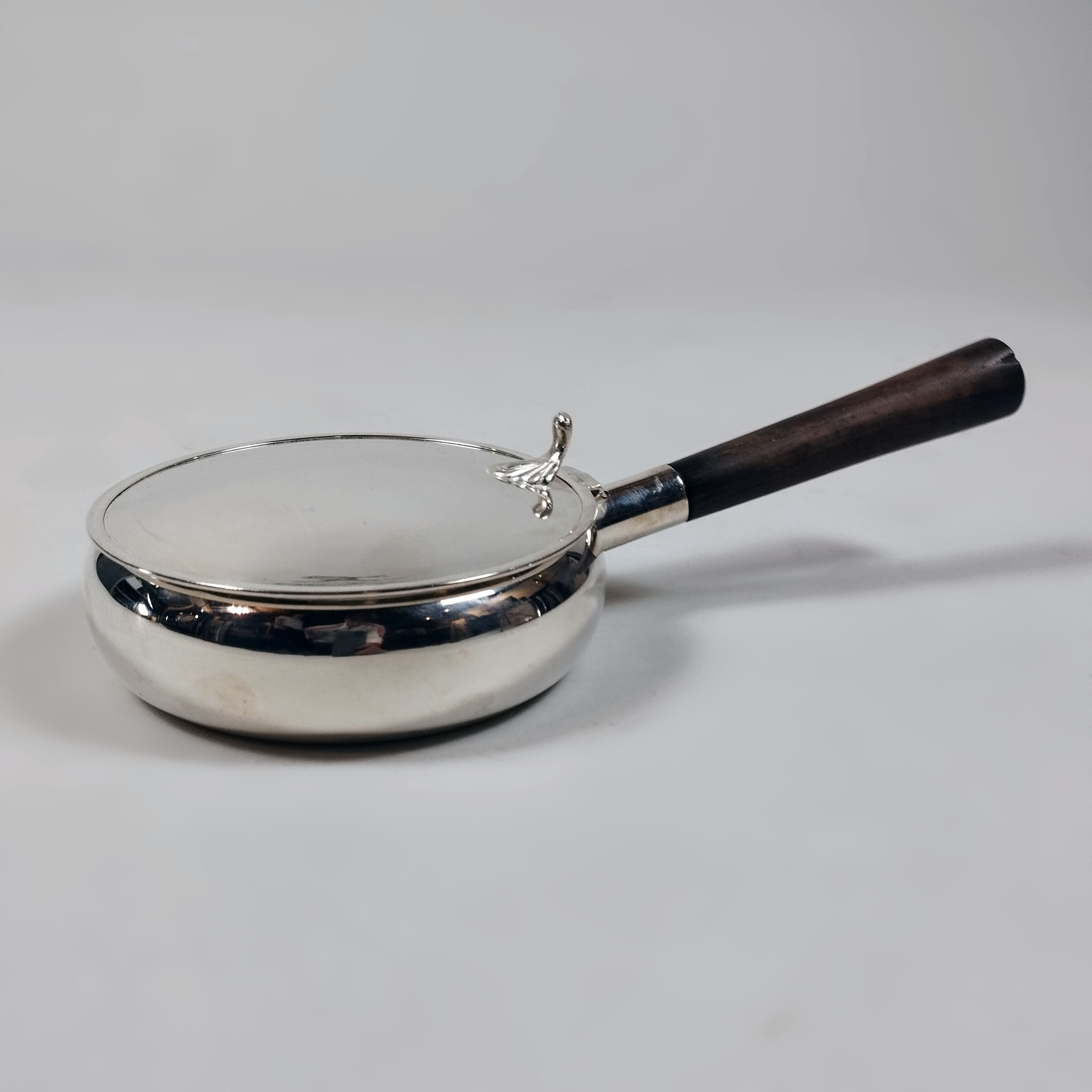 Silent butler (Recogecenizas) en metal plateado con mango de encino