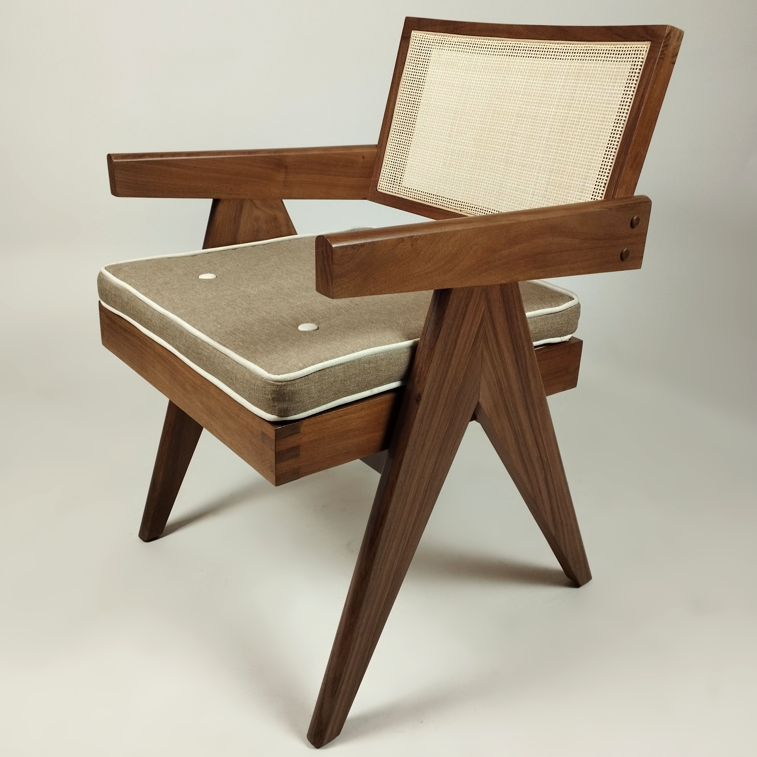 Silla estilo Pierre Jeanneret en madera de tzalam y palma tejida