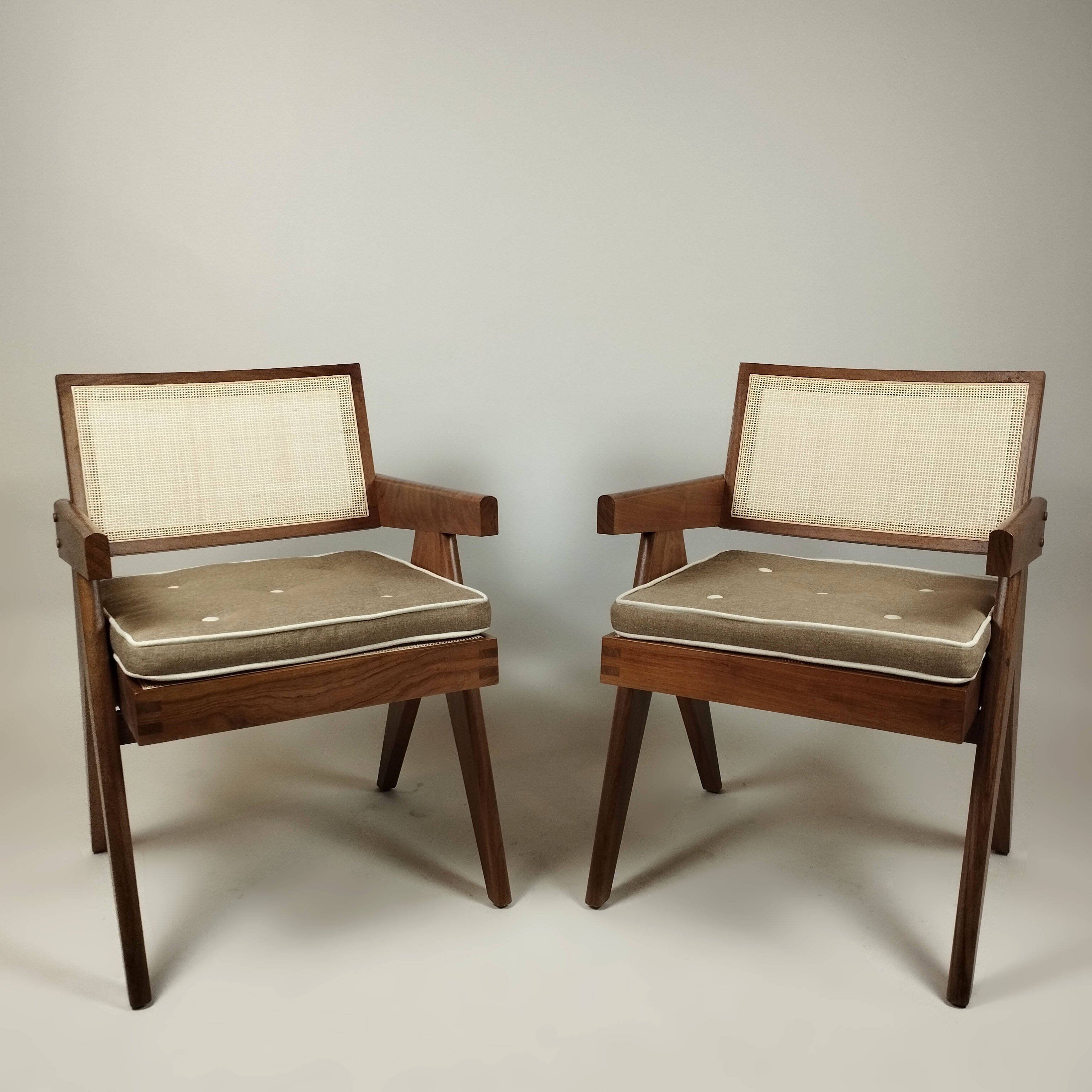 Par de sillas estilo Pierre Jeanneret en madera de tzalam y palma tejida