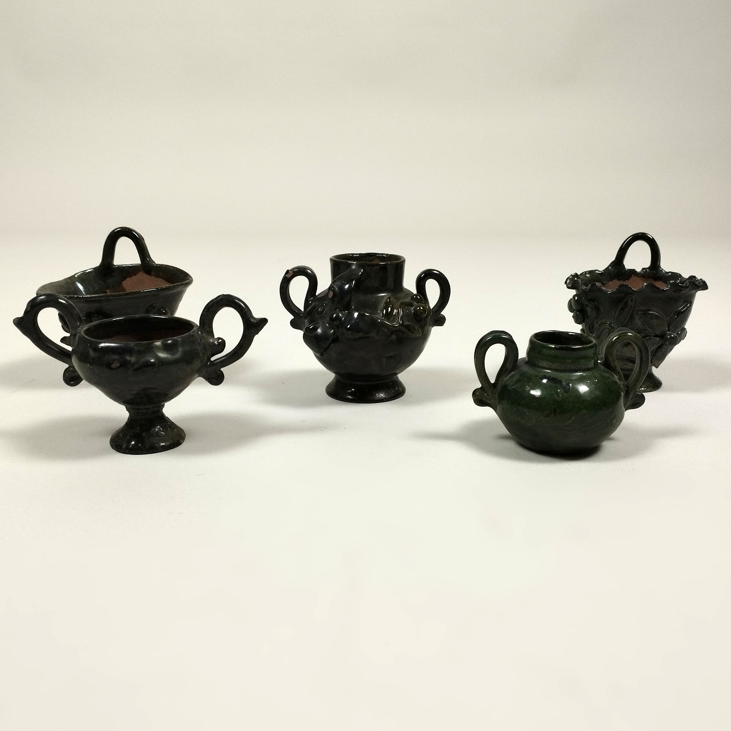 Set de 5 jarritas en barro verde de Santa José de Gracia