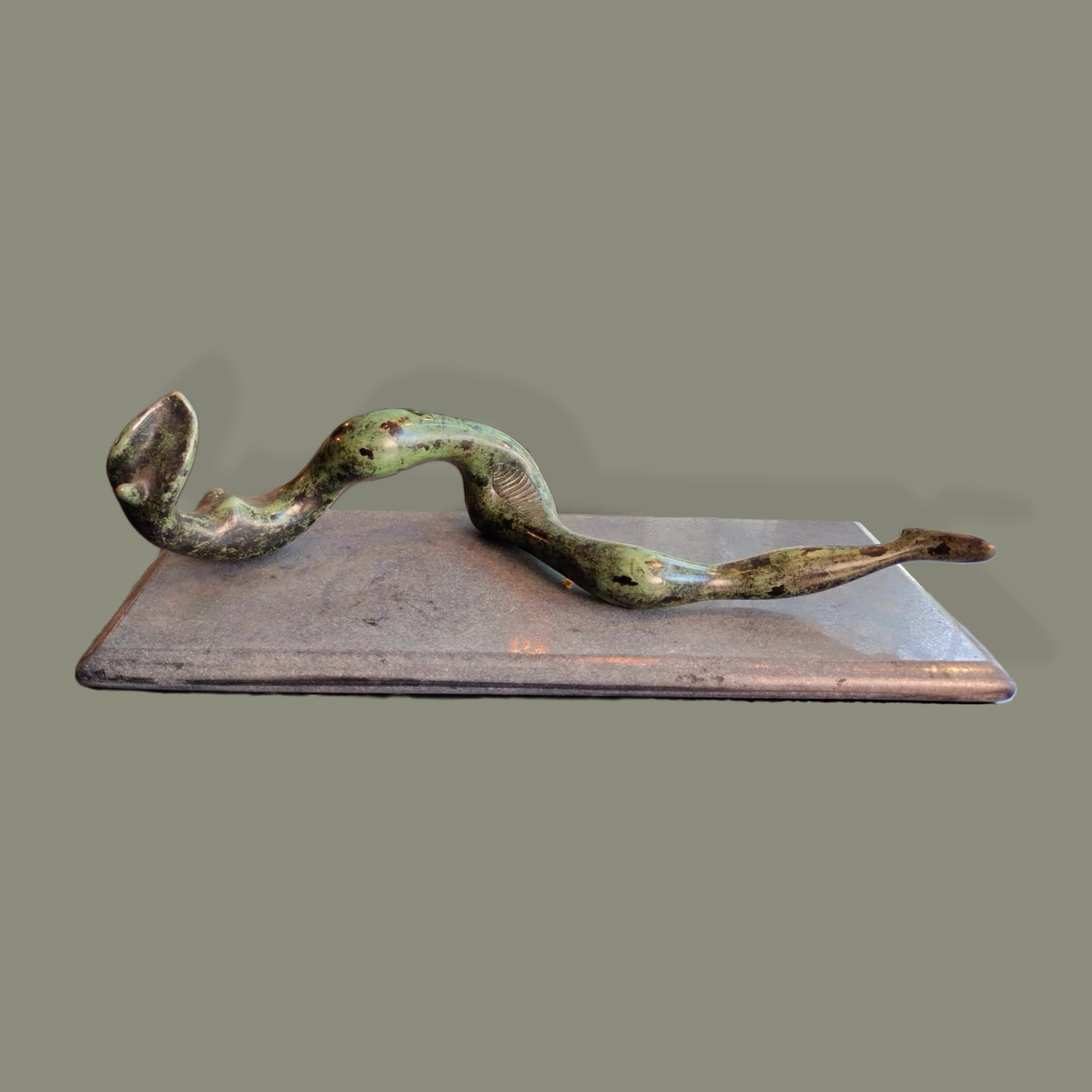Serpiente - mujer. Escultura de bronce patinada en frío
