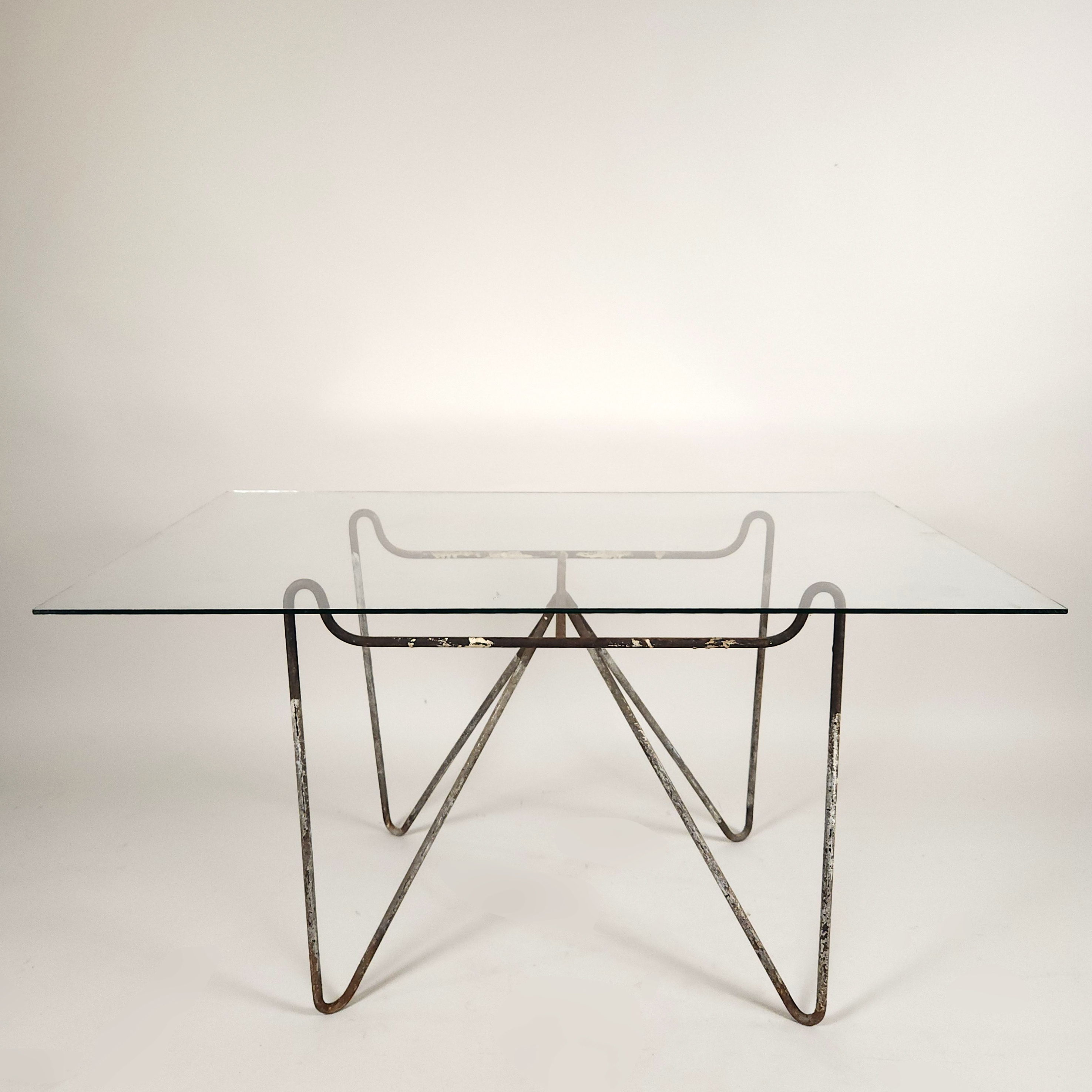 Mesa auxiliar en acero tubular con cubierta de vidrio
