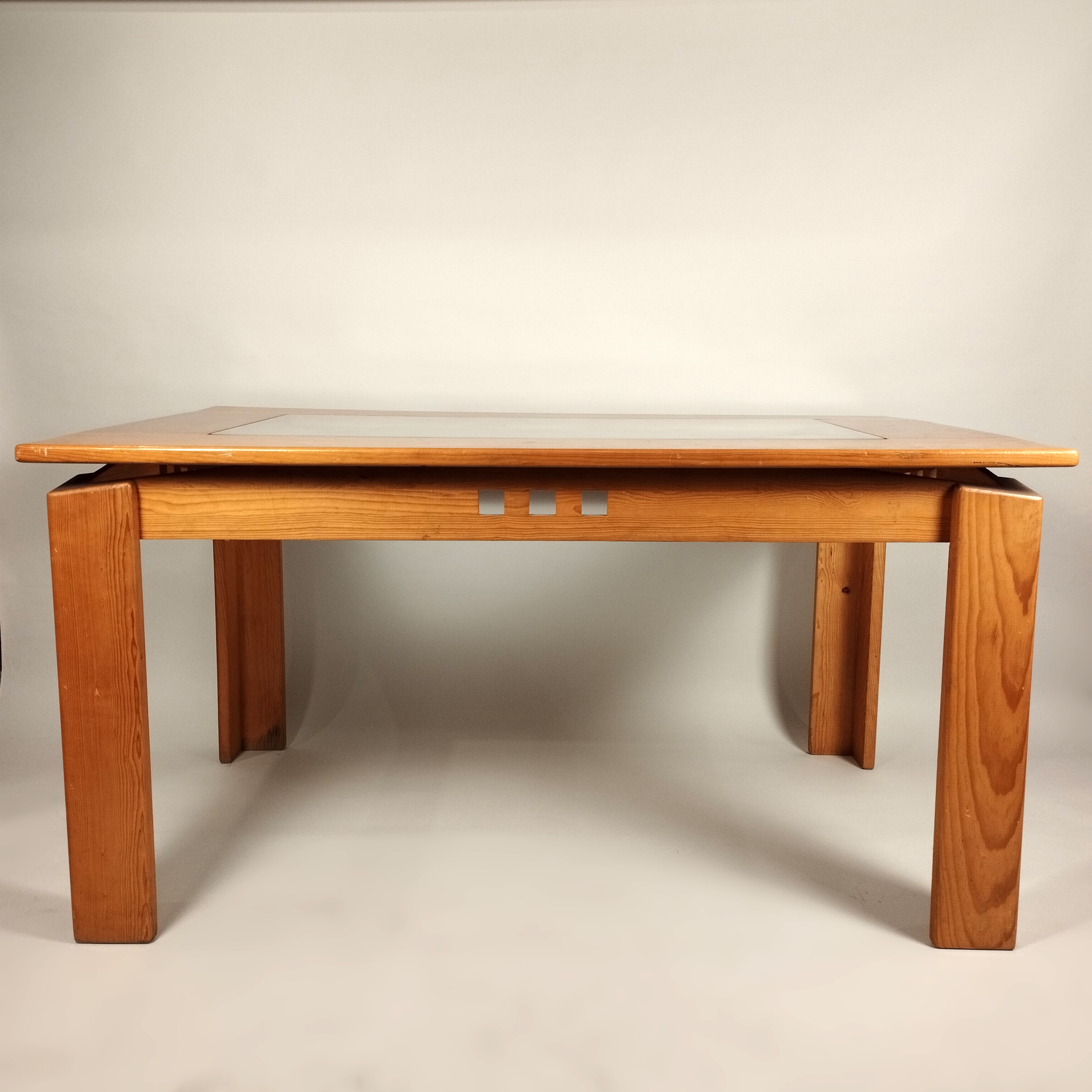 Mesa de comedor en pino con centro de vidrio